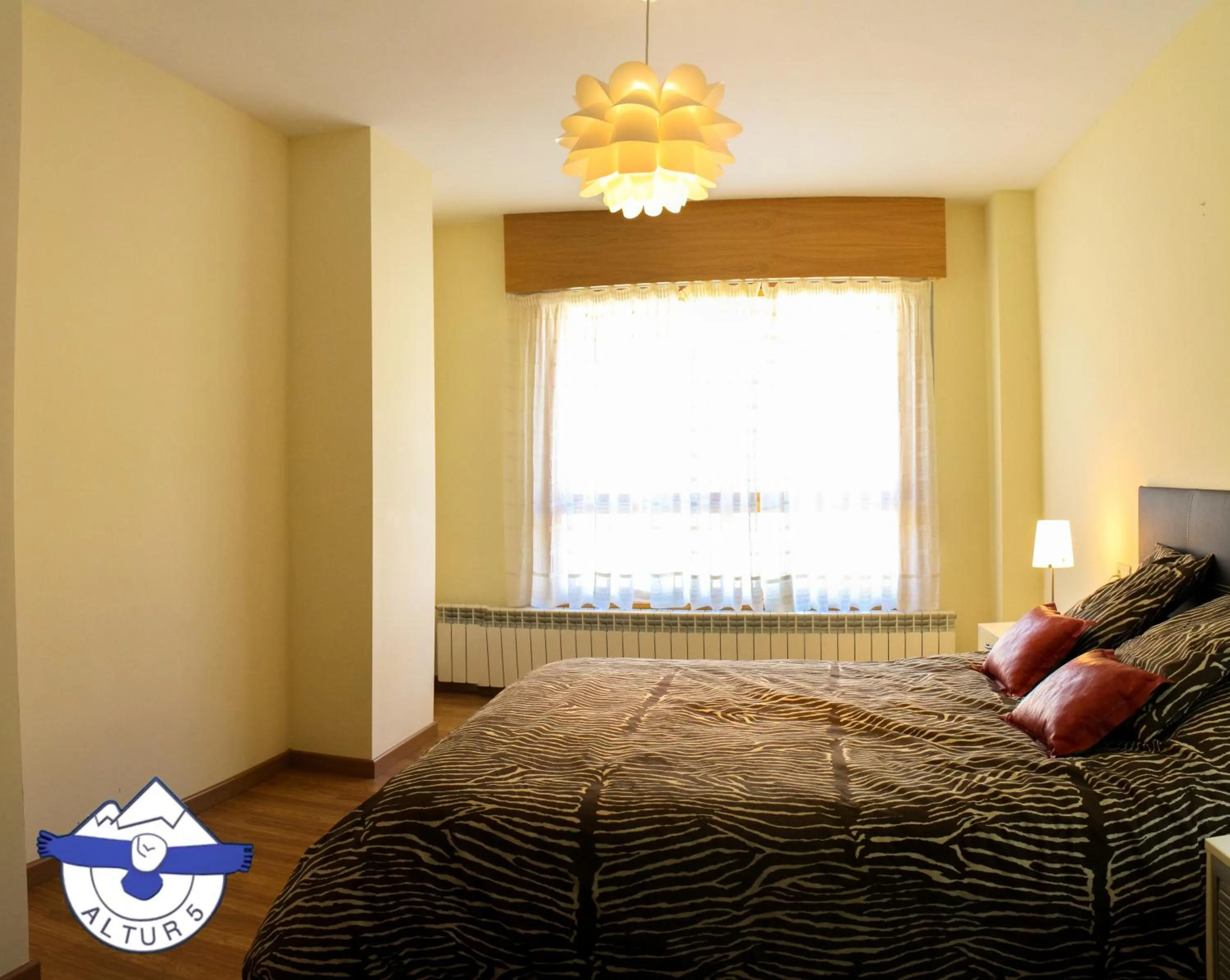 Photo of the whole room, Bed in Altur 5 Jaca