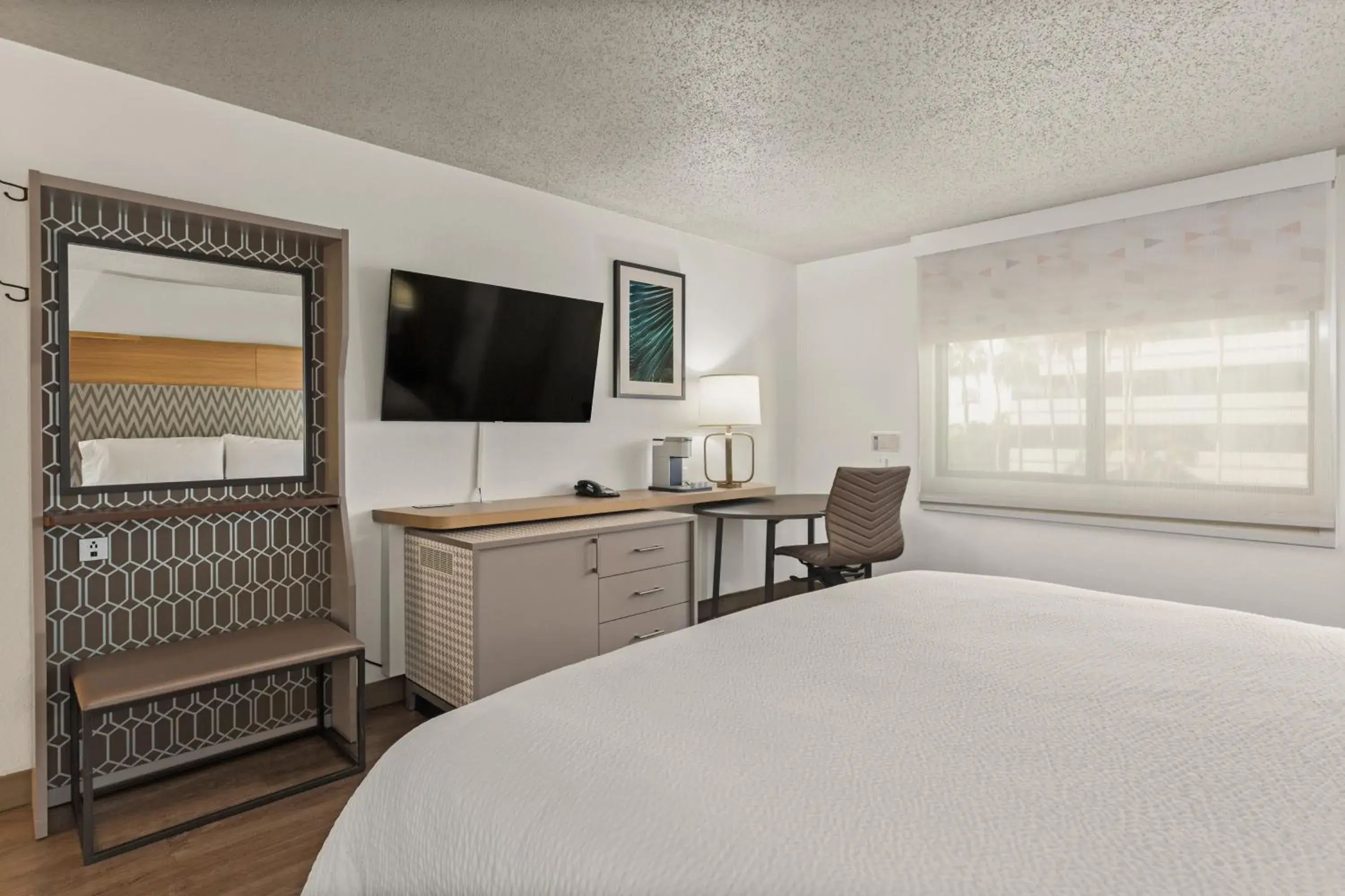 Standard King Room with Mobility Accessible Roll-In Shower in Holiday Inn Tampa Westshore - Airport Area by IHG Standard King Room with Mobility Accessible Roll-In Shower in Holiday Inn Tampa Westshore - Airport Area by IHG