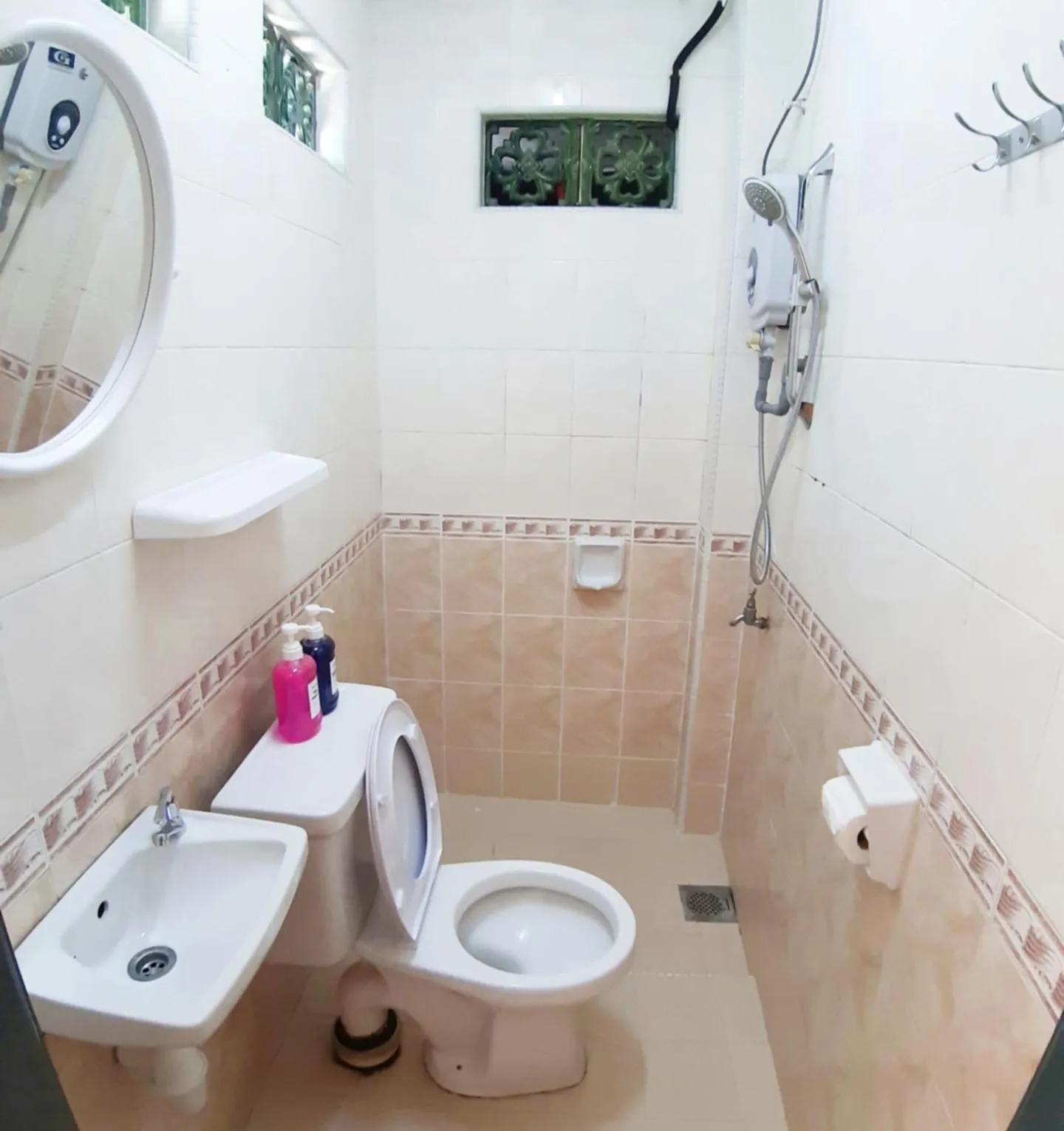 Shower in Heeren Inn Melaka