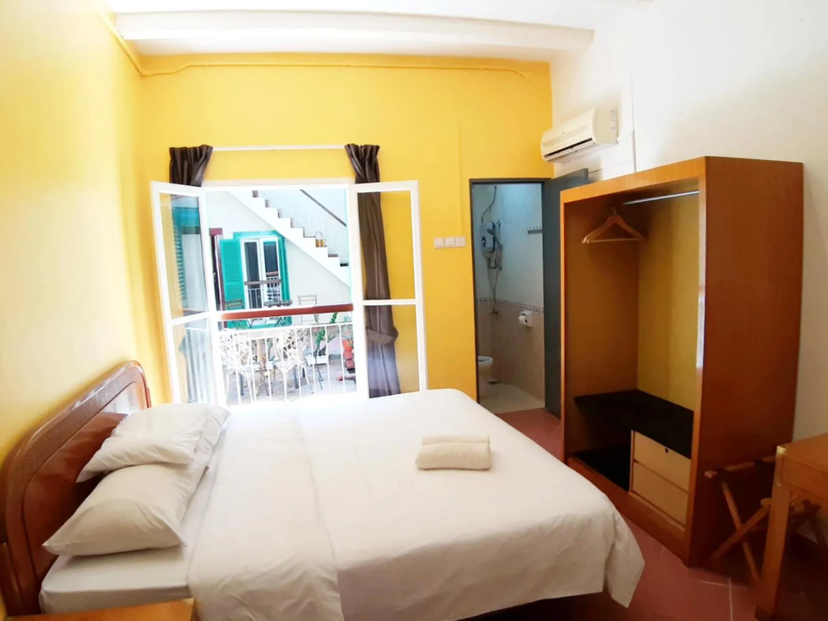 Shower in Heeren Inn Melaka