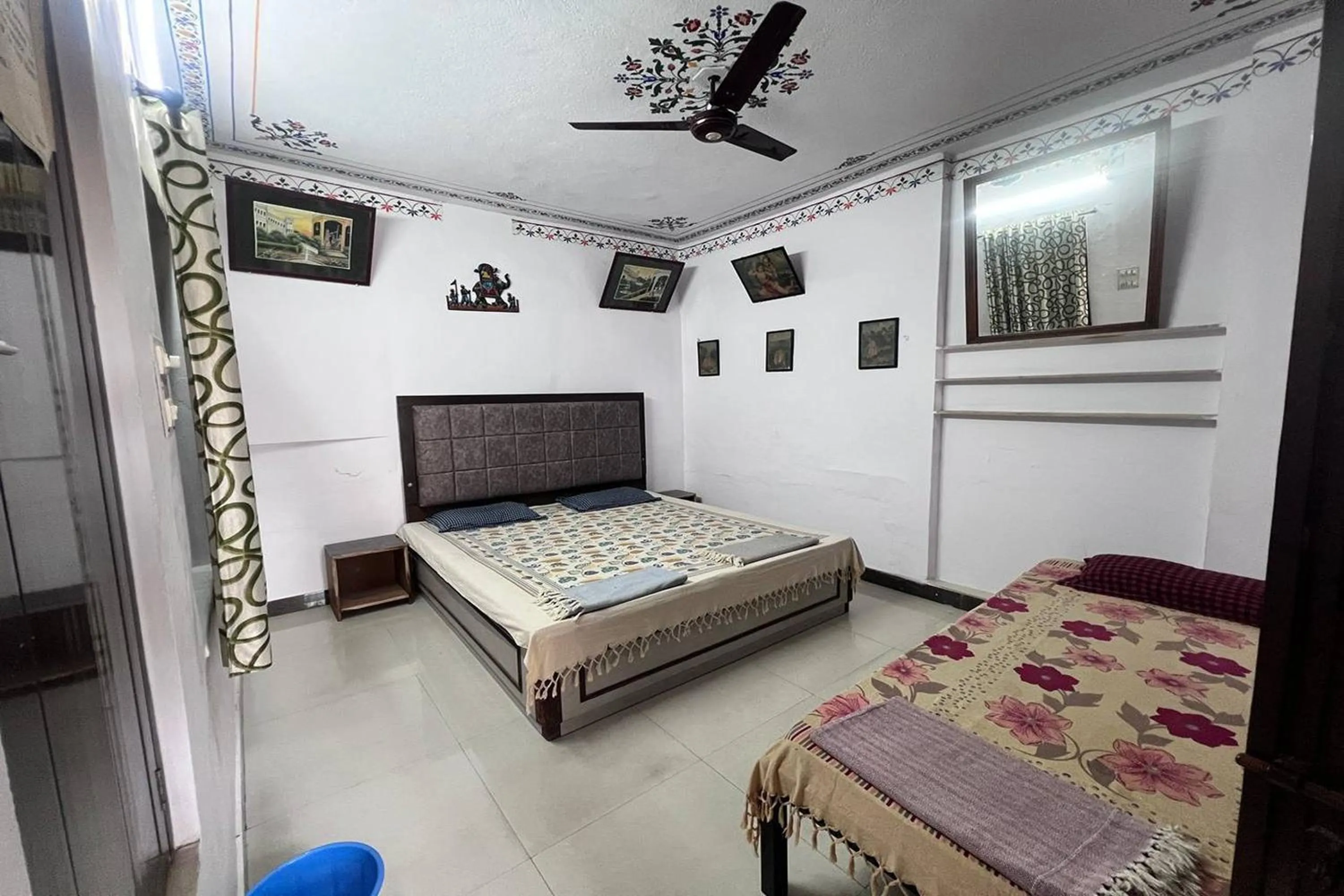 Bed in Nukkad Guest House Near Lake Pichola