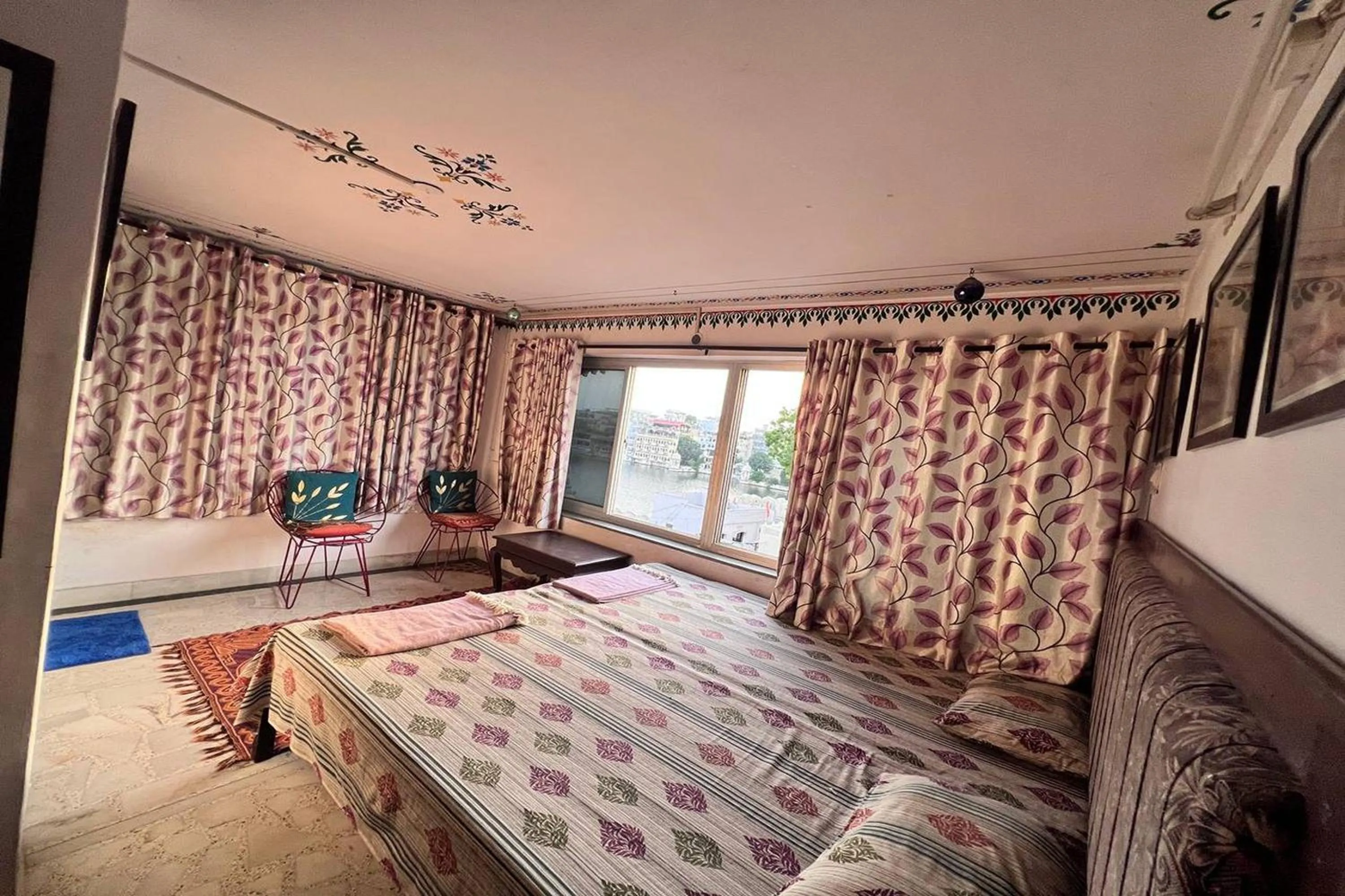 Bed in Nukkad Guest House Near Lake Pichola