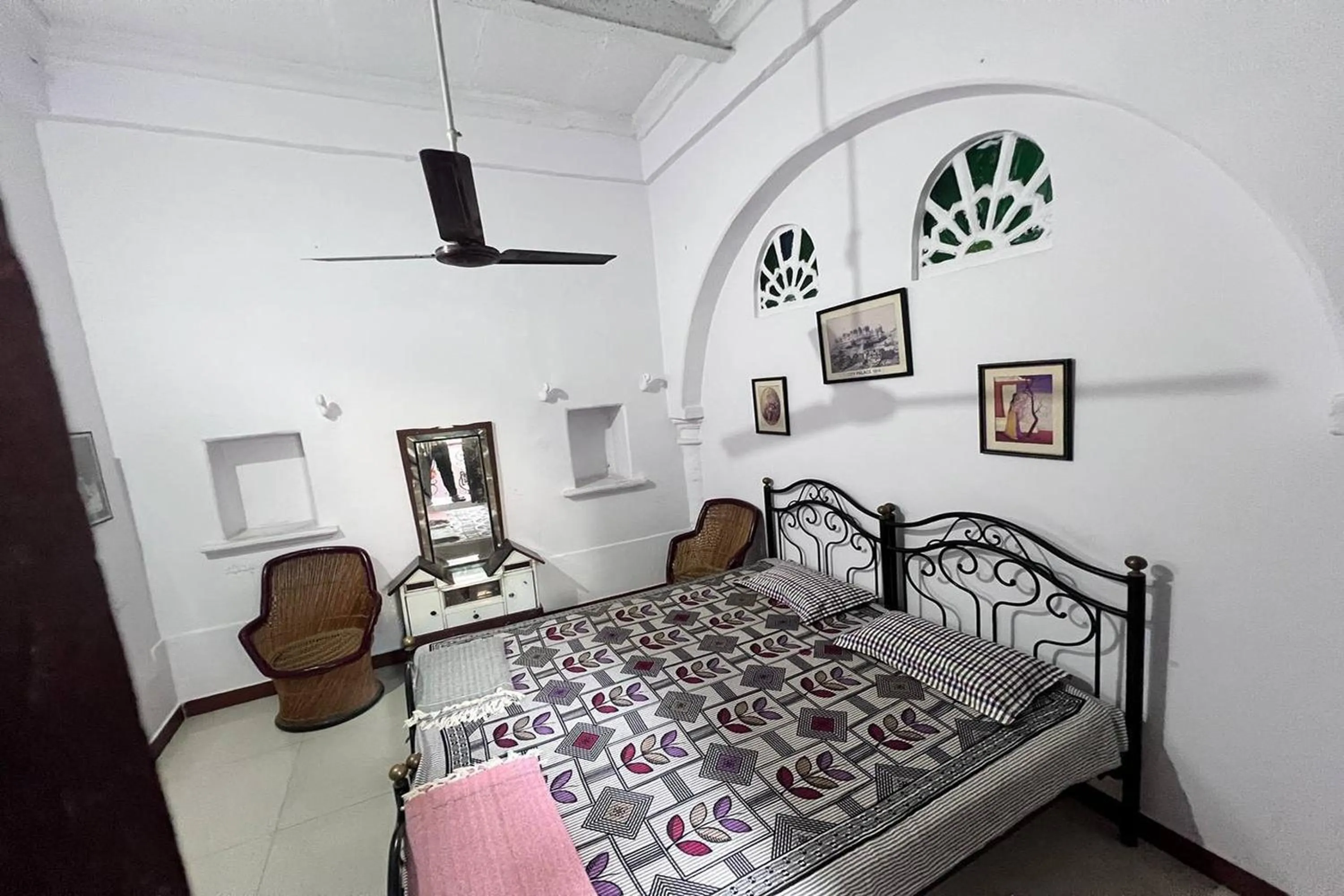 Bed in Nukkad Guest House Near Lake Pichola