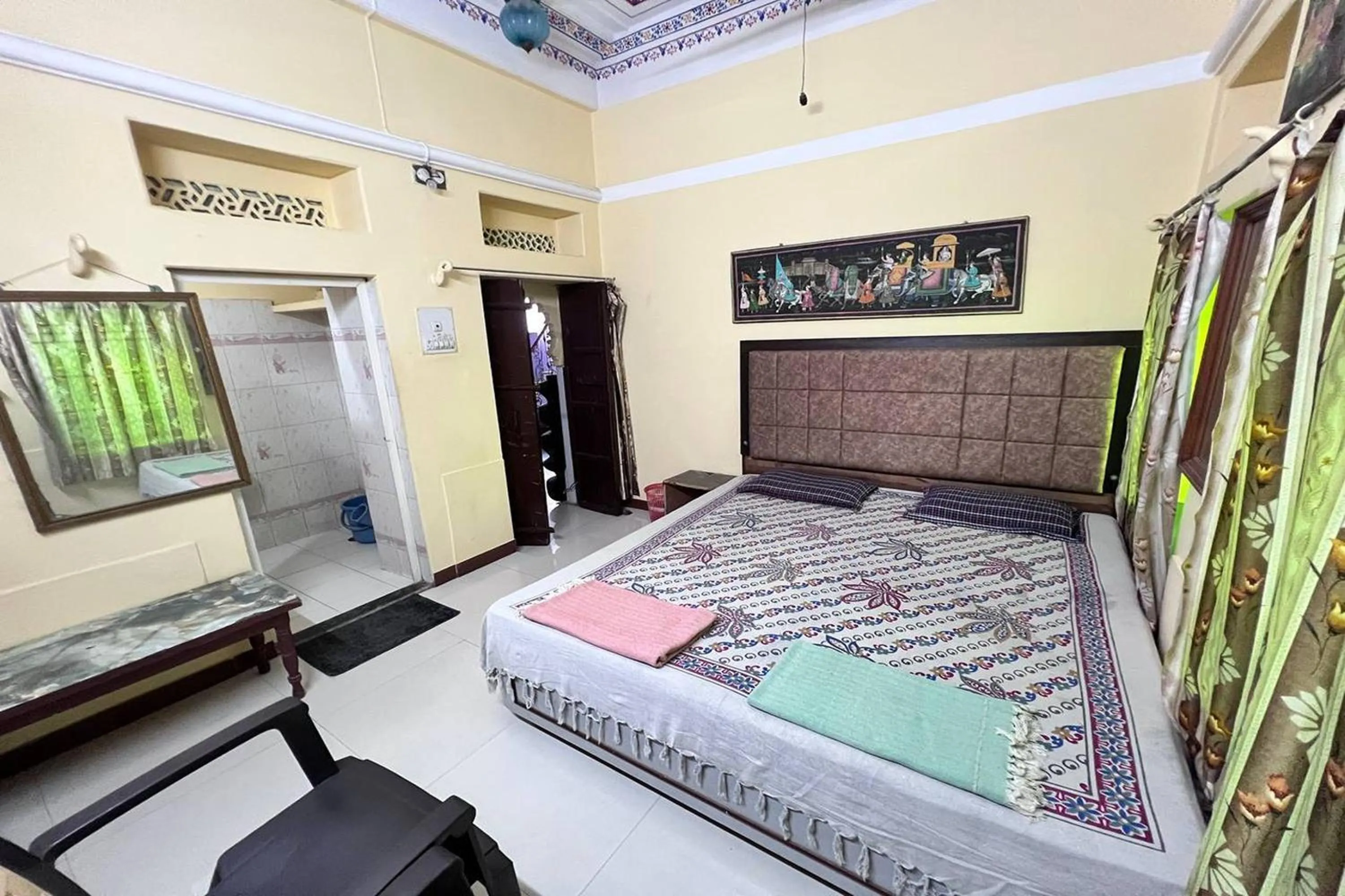 Bed in Nukkad Guest House Near Lake Pichola