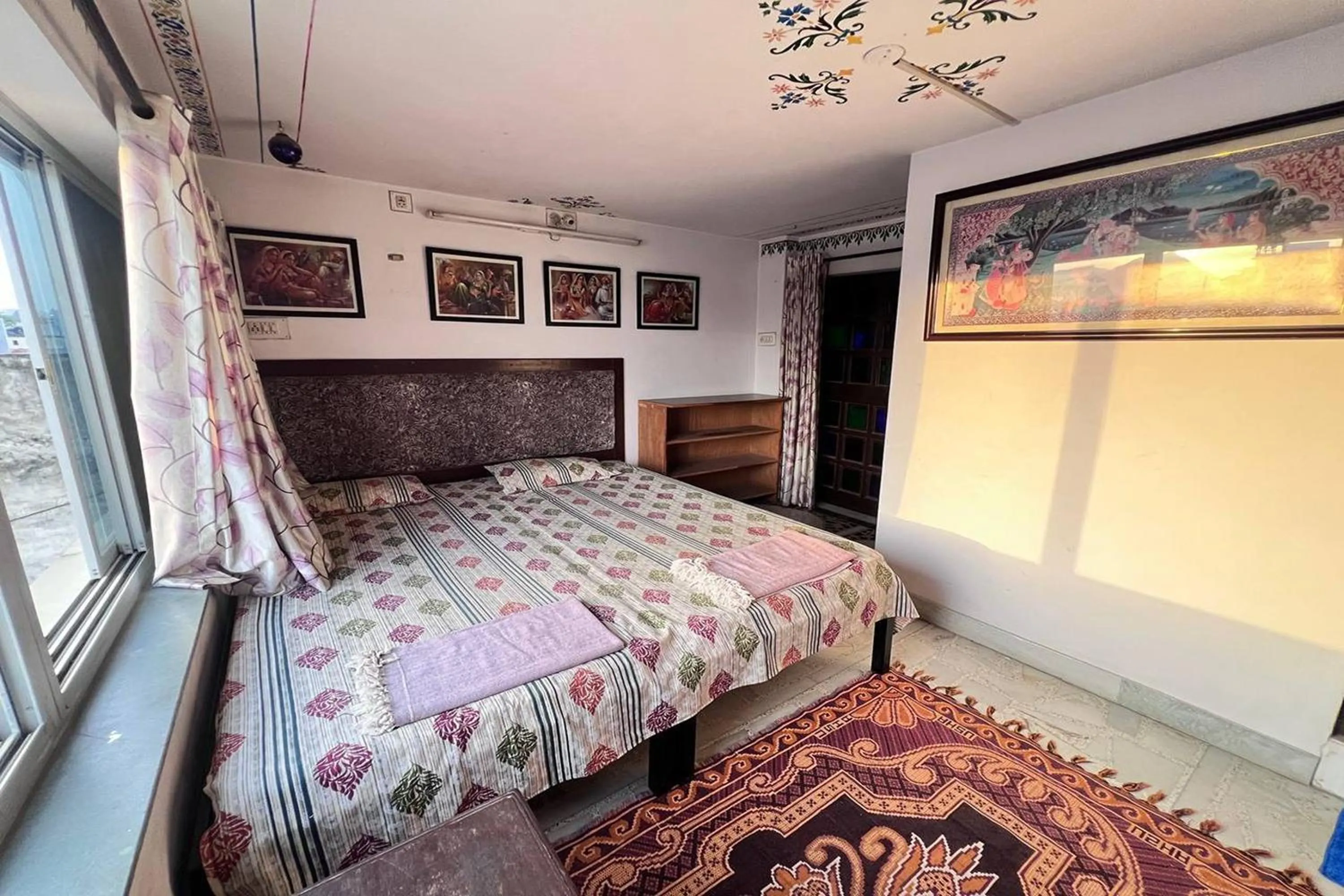 Bed in Nukkad Guest House Near Lake Pichola