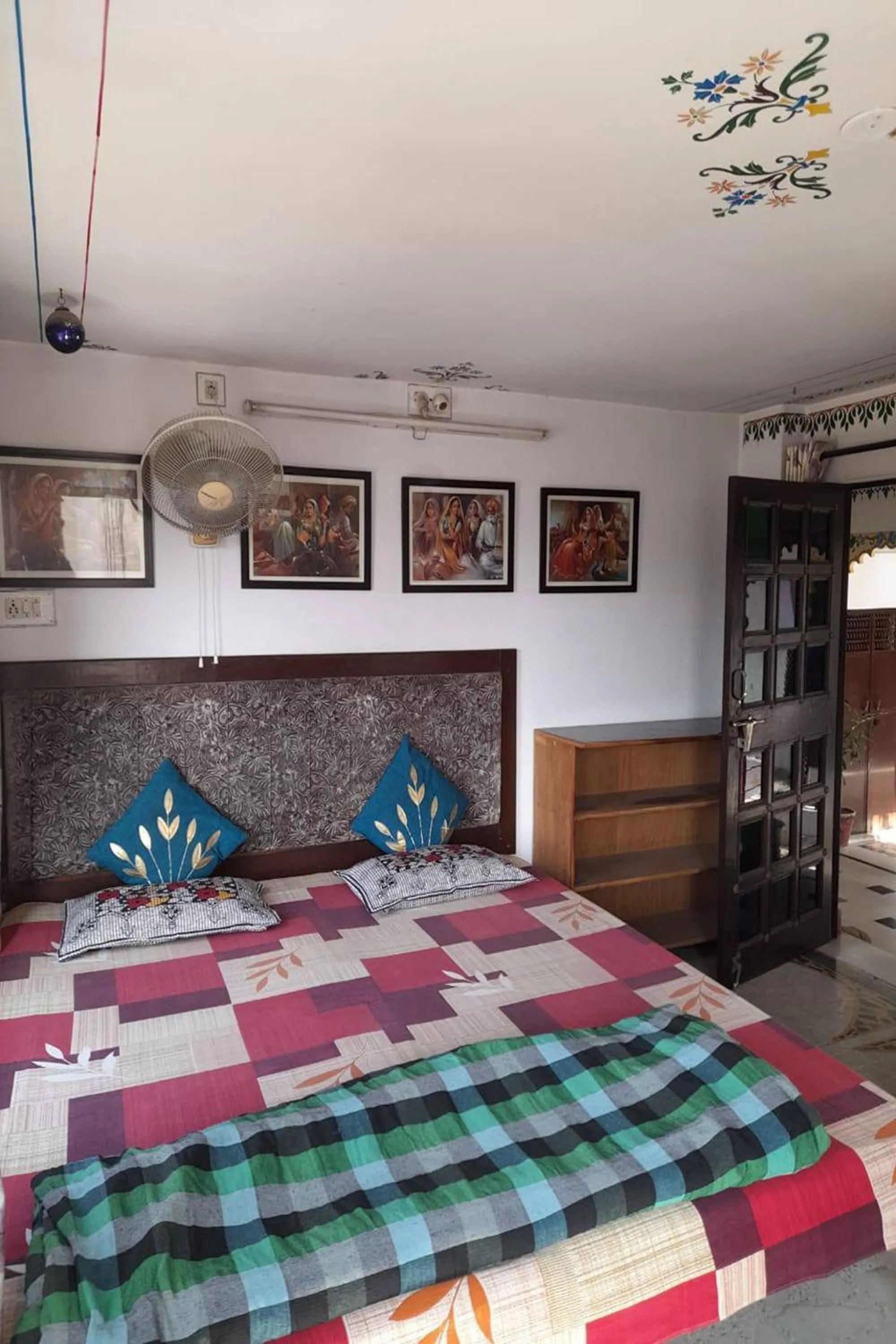 Bed in Nukkad Guest House Near Lake Pichola