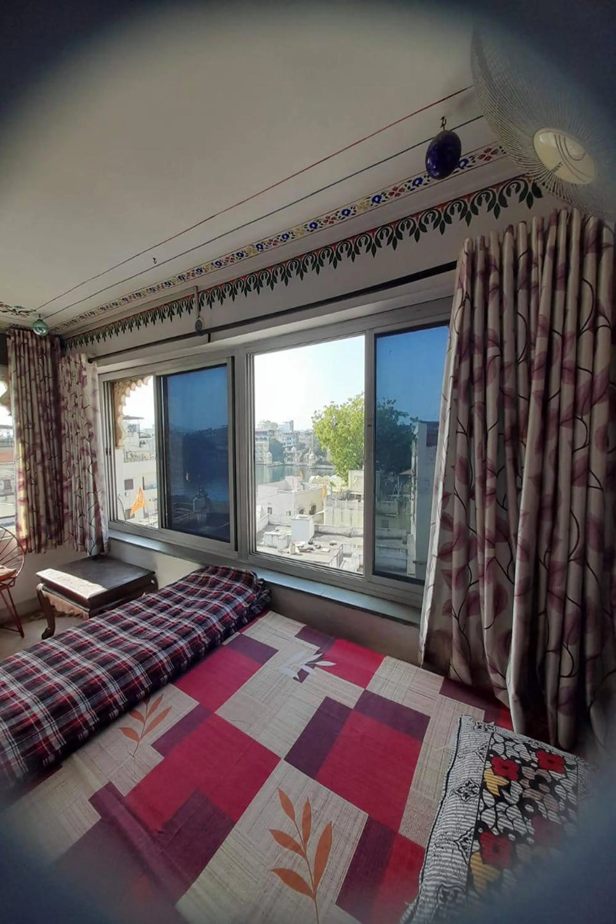 Bed in Nukkad Guest House Near Lake Pichola