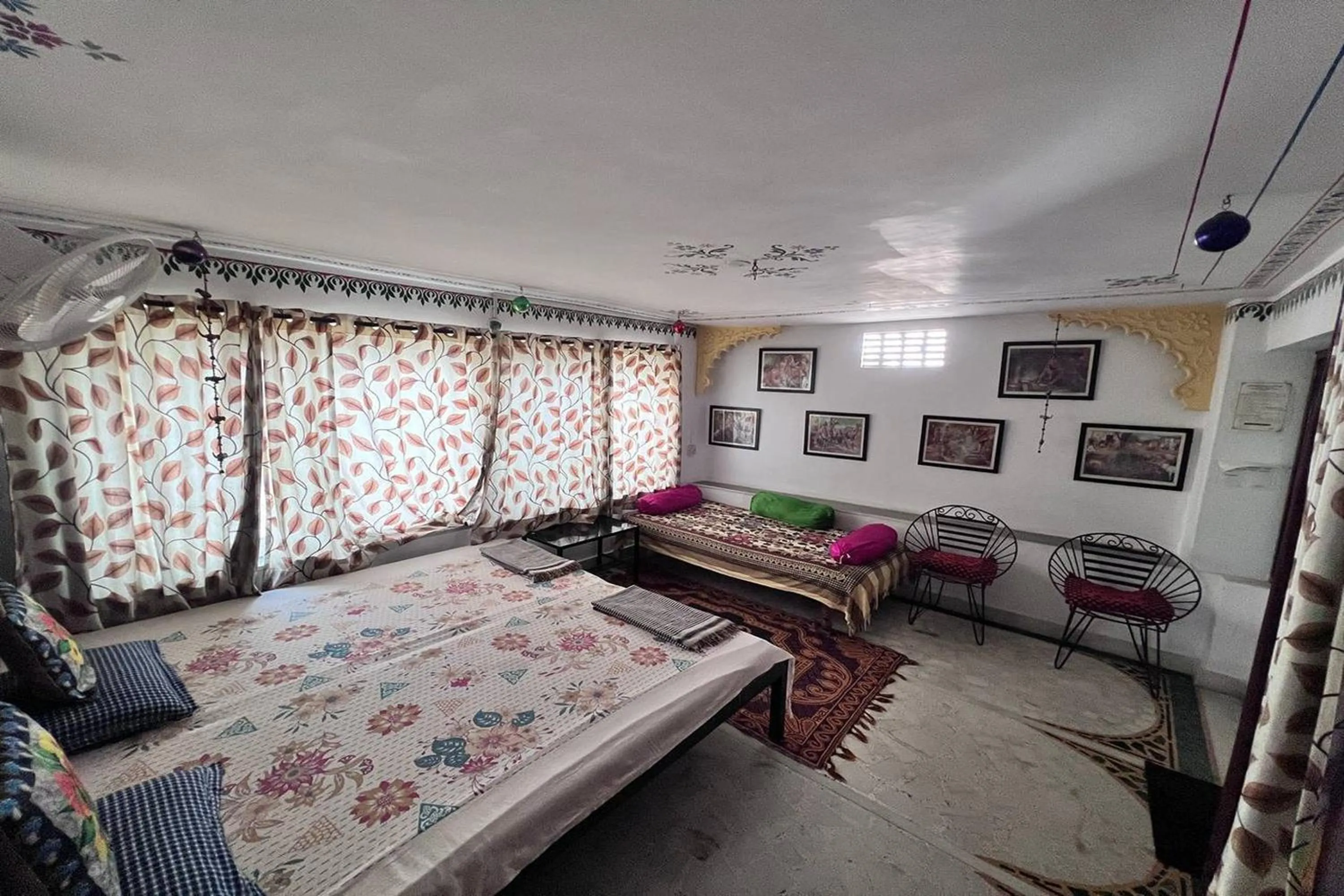 Bed in Nukkad Guest House Near Lake Pichola