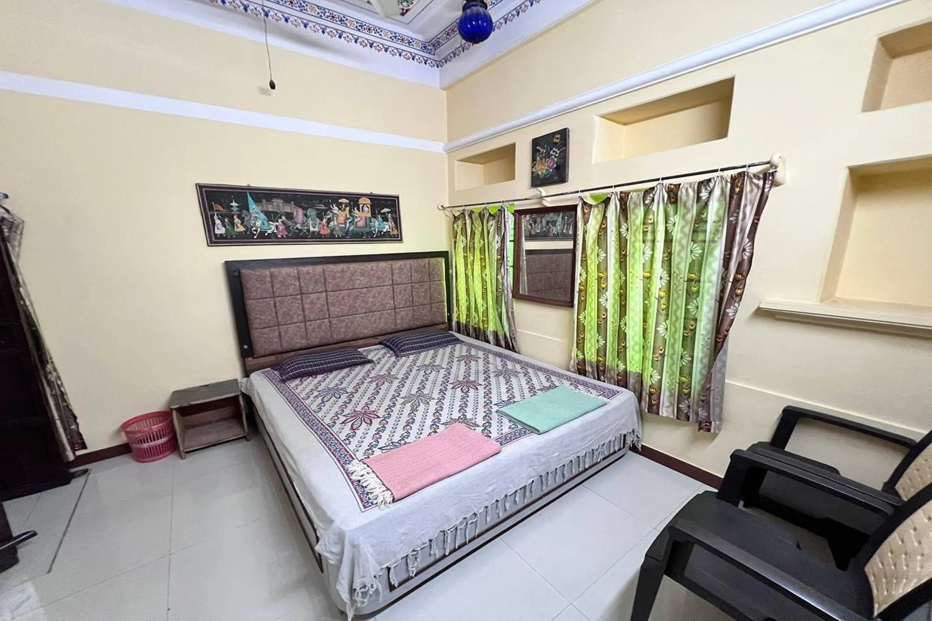 Bed in Nukkad Guest House Near Lake Pichola