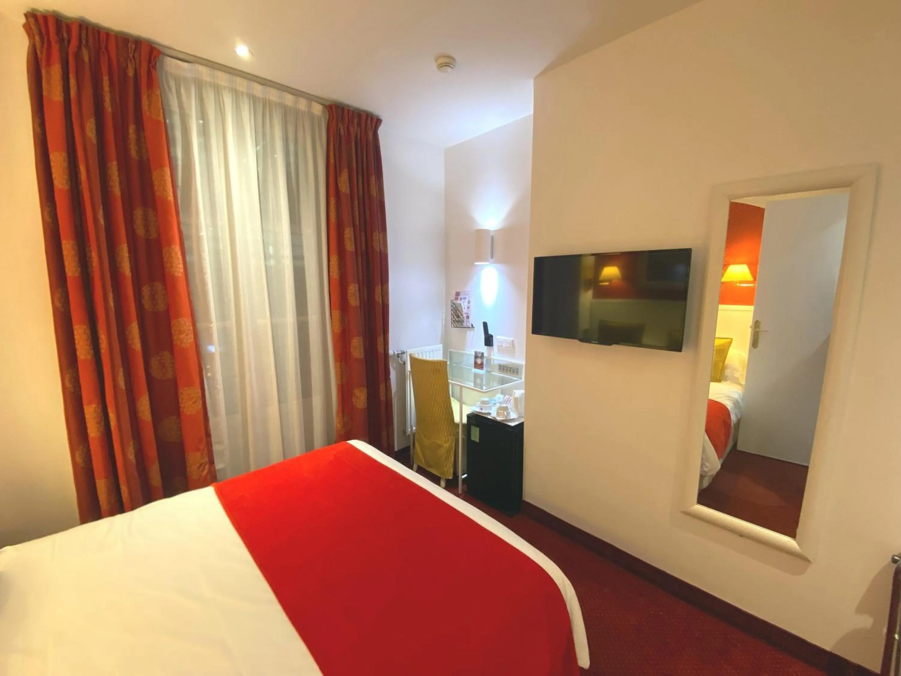 Photo of the whole room, Bed in Austin's Saint Lazare Hotel