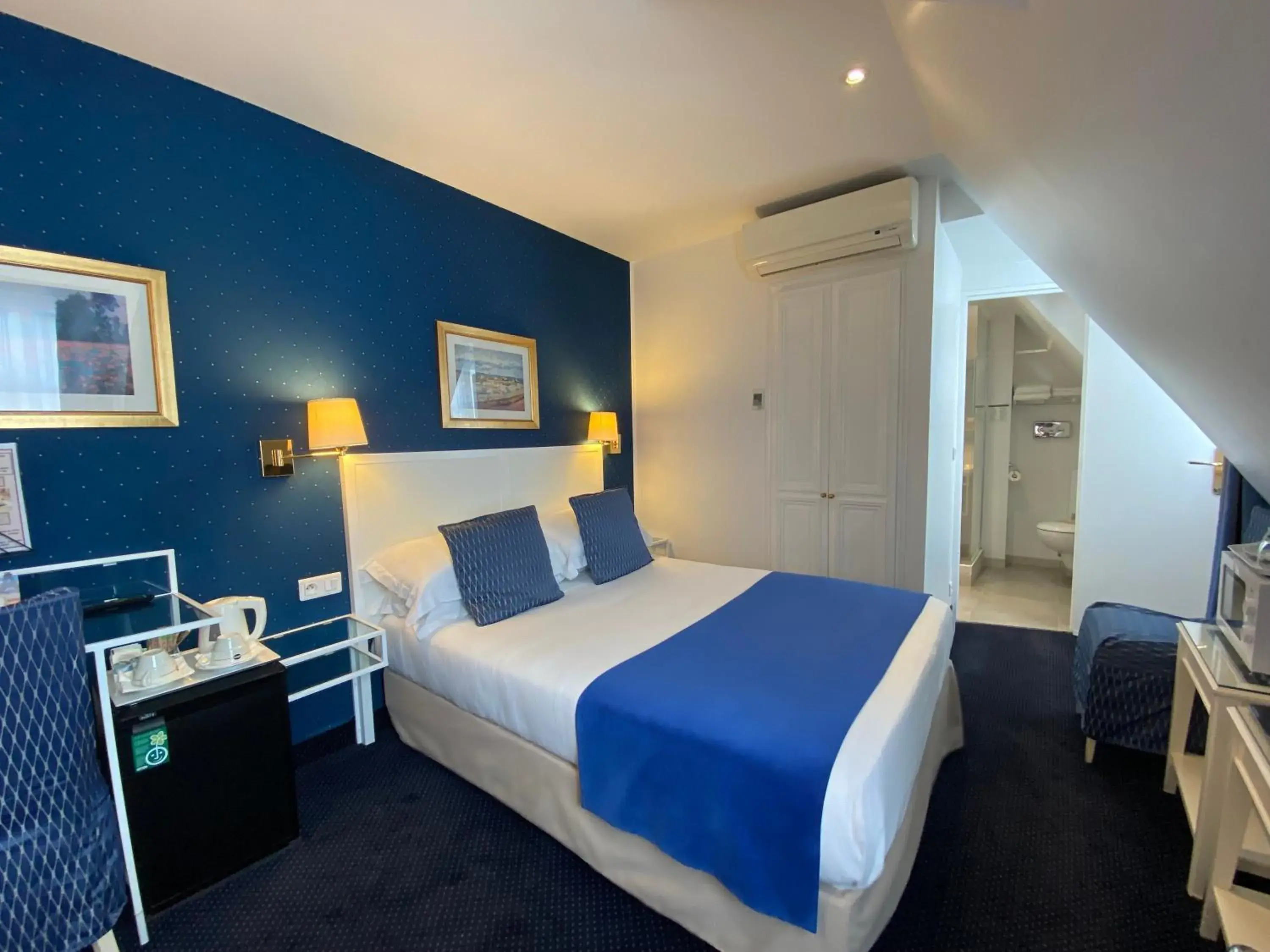 Seating area, Bed in Austin's Saint Lazare Hotel Seating area, Bed in Austin's Saint Lazare Hotel