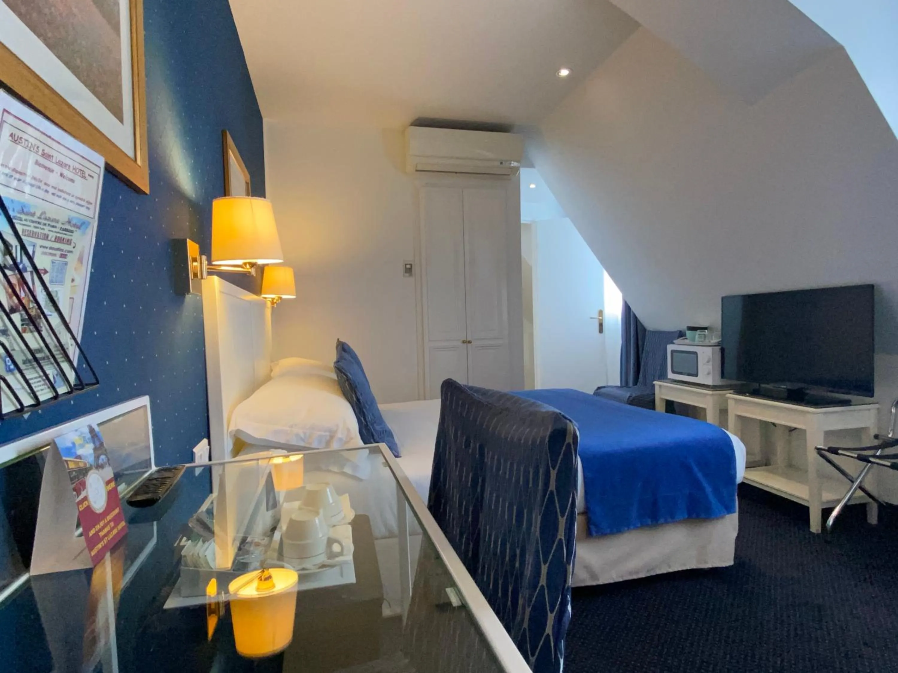 Seating area, Bed in Austin's Saint Lazare Hotel