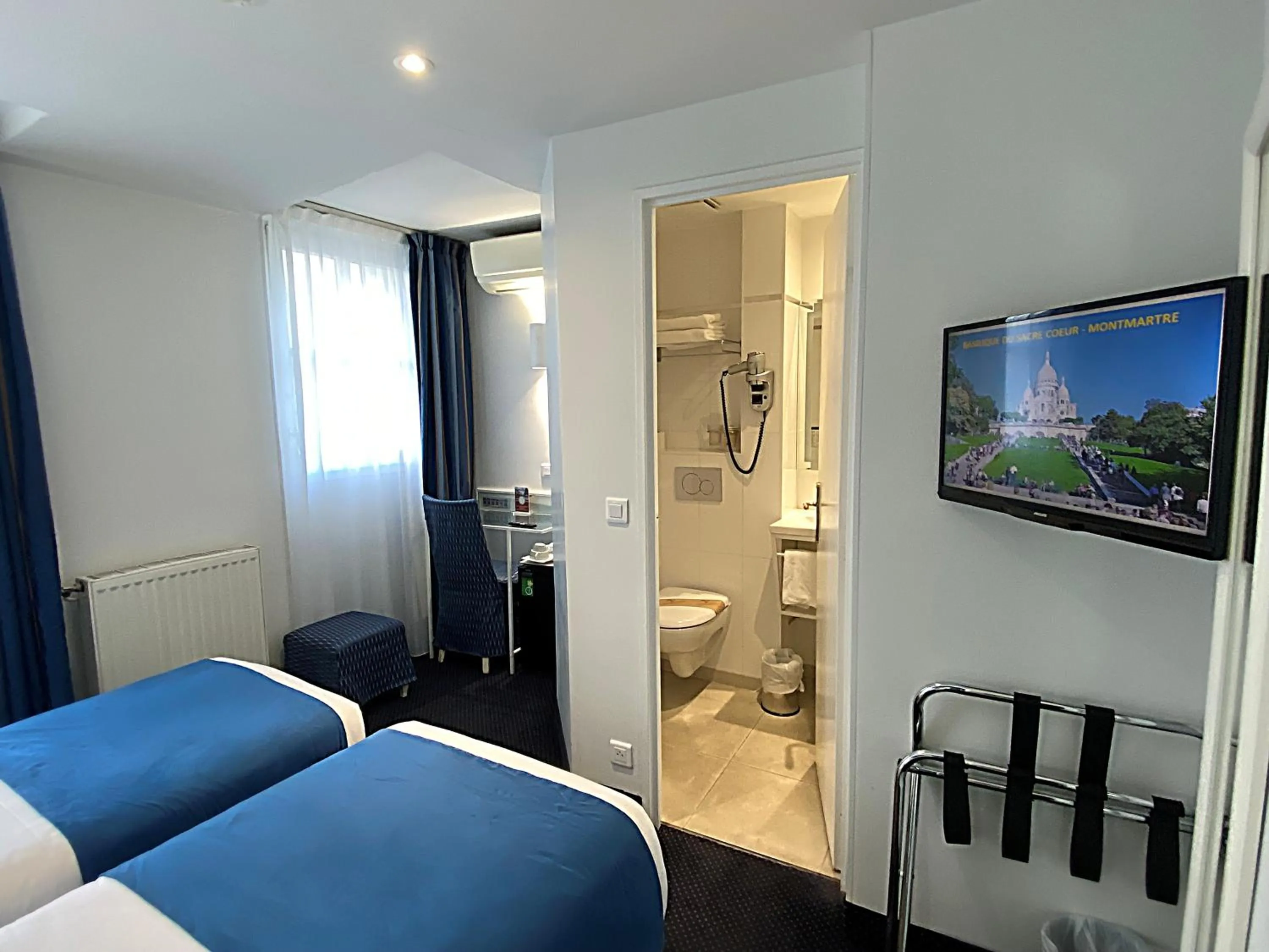 Bathroom, Bed in Austin's Saint Lazare Hotel