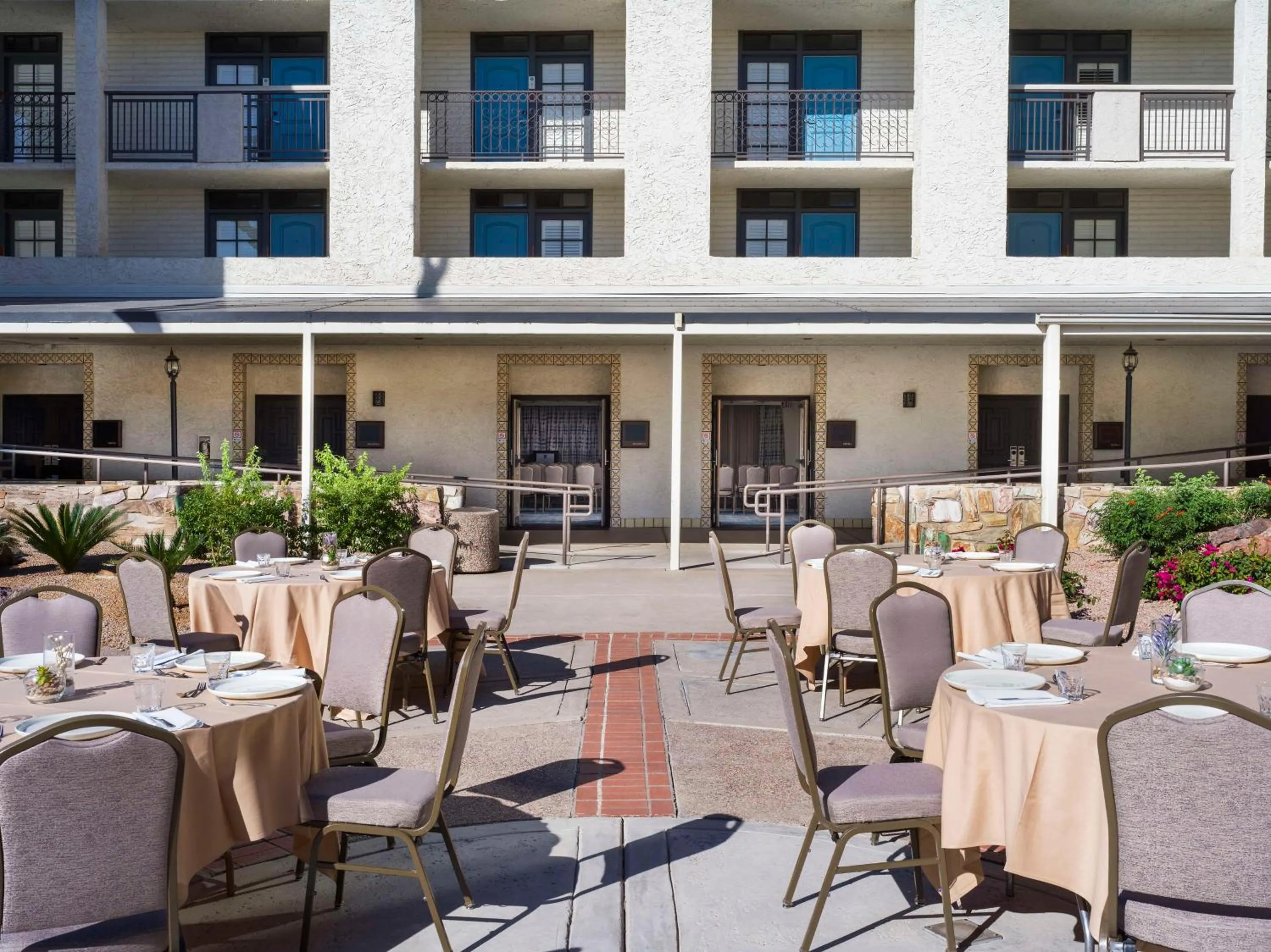 Inner courtyard view in Embassy Suites by Hilton Scottsdale Resort