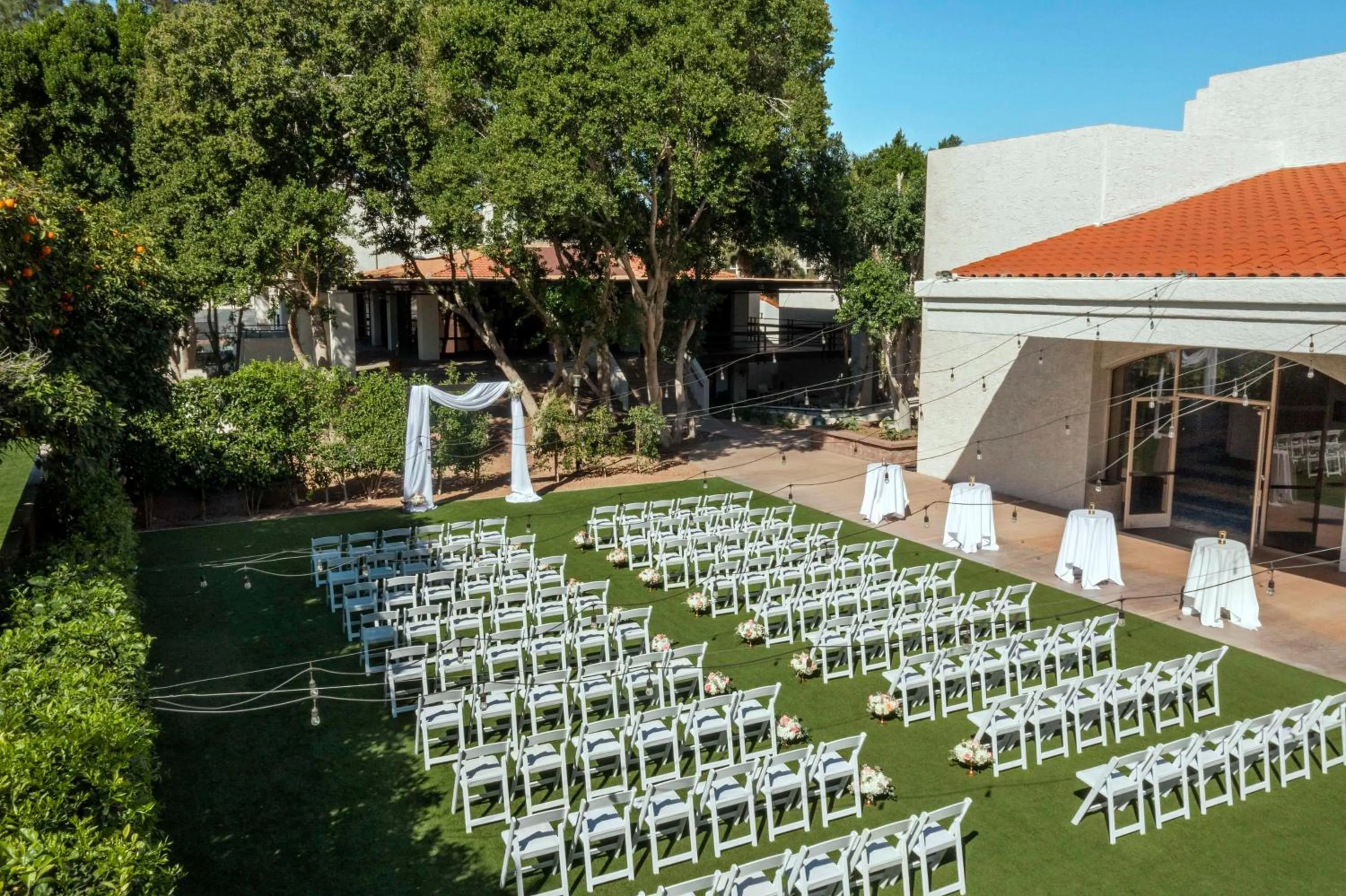 Inner courtyard view in Embassy Suites by Hilton Scottsdale Resort