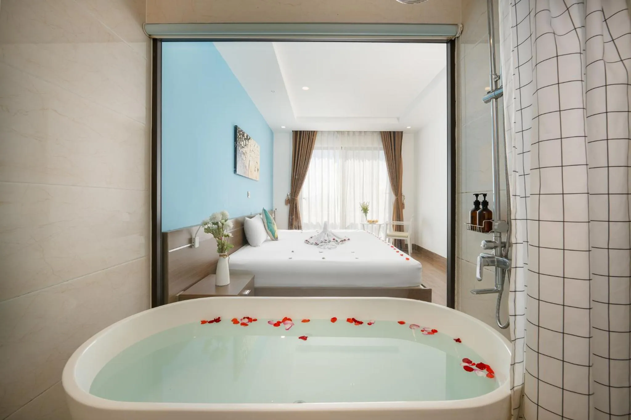 Bathroom, Bed in Raon Danang Beach - STAY 24H