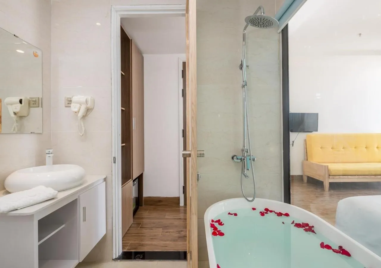 Bathroom, Bed in Raon Danang Beach - STAY 24H
