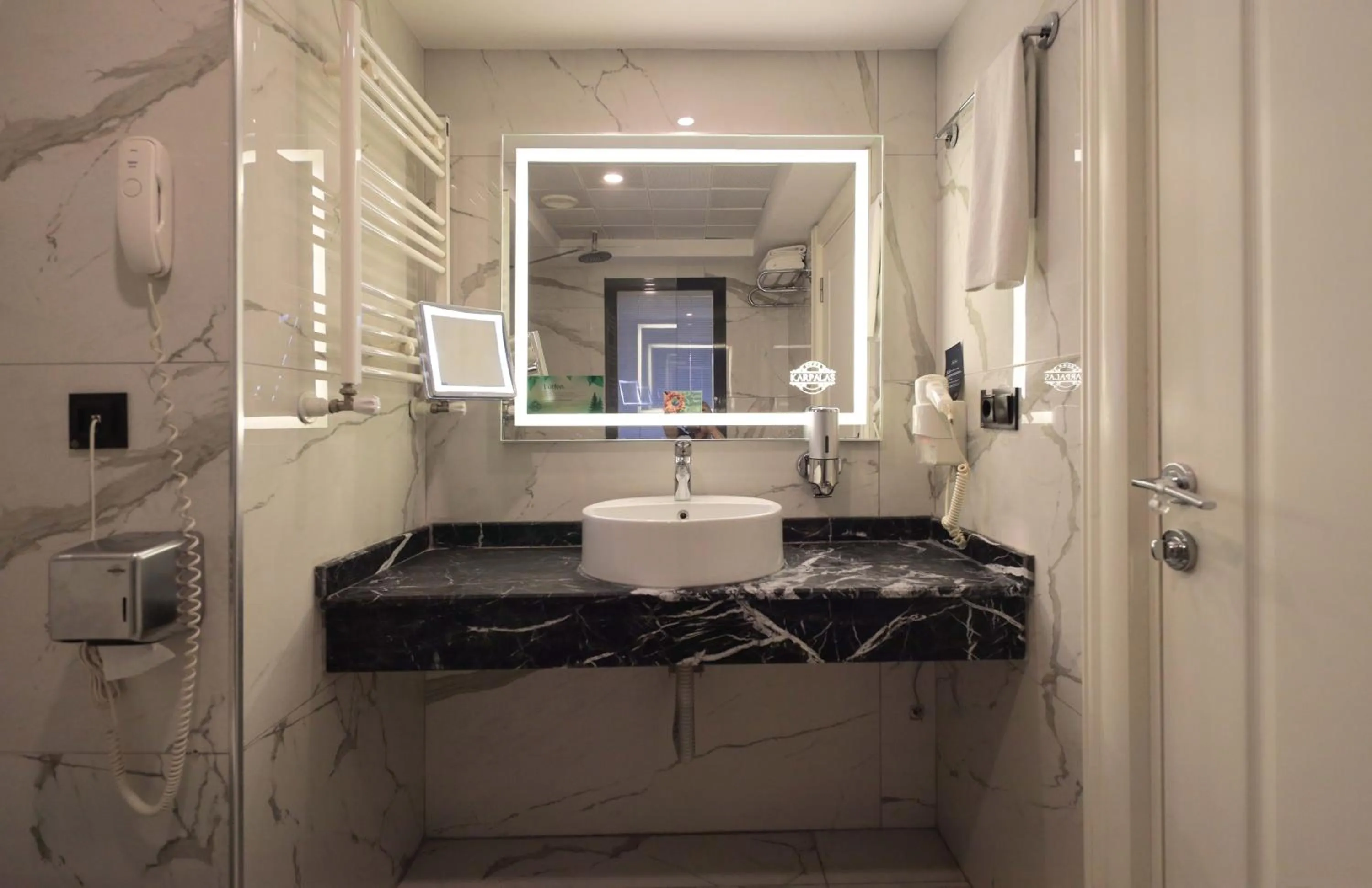 Shower in Karpalas City Hotel & Spa