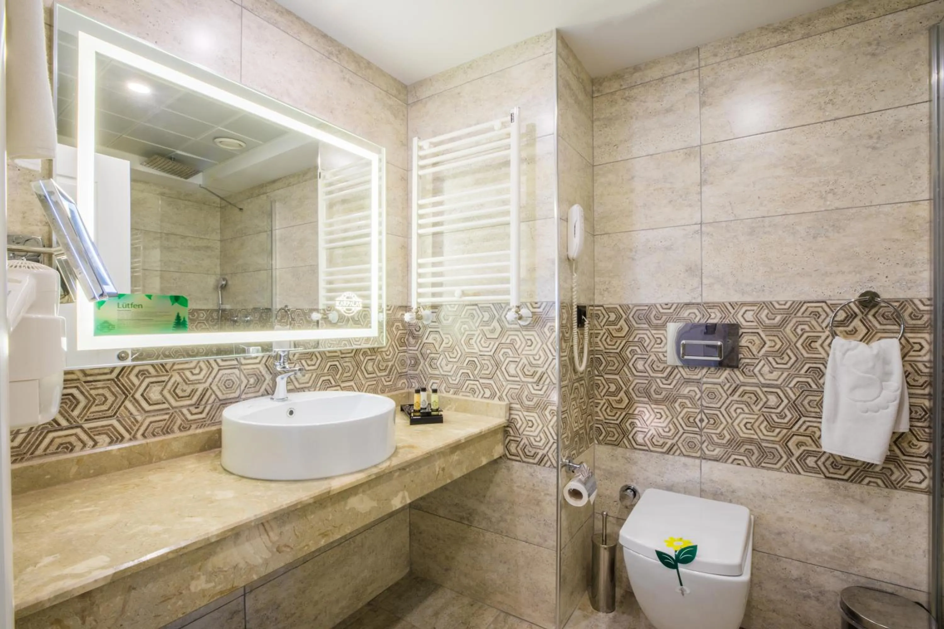 Toilet in Karpalas City Hotel & Spa