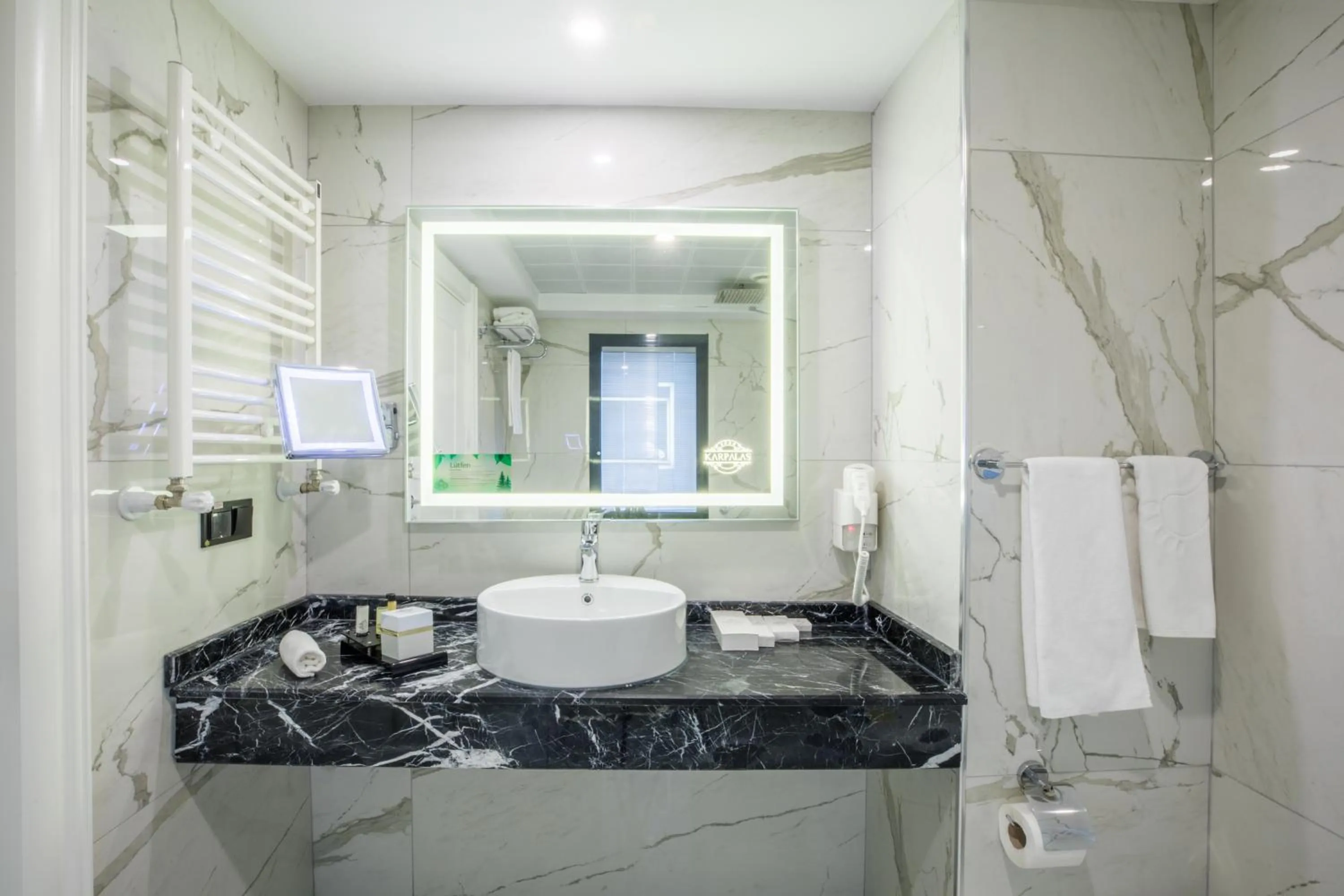 Bathroom in Karpalas City Hotel & Spa