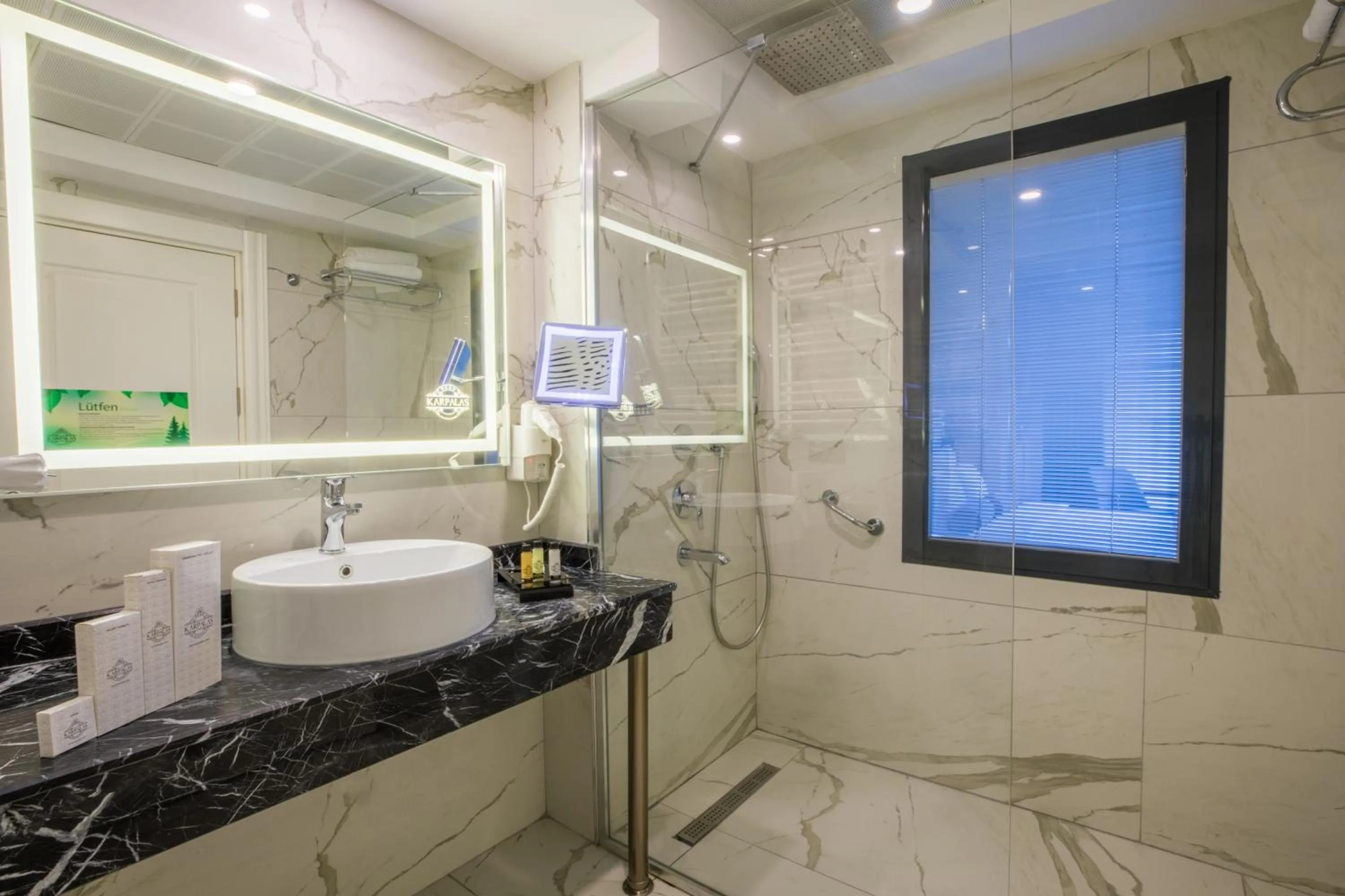 Bathroom in Karpalas City Hotel & Spa