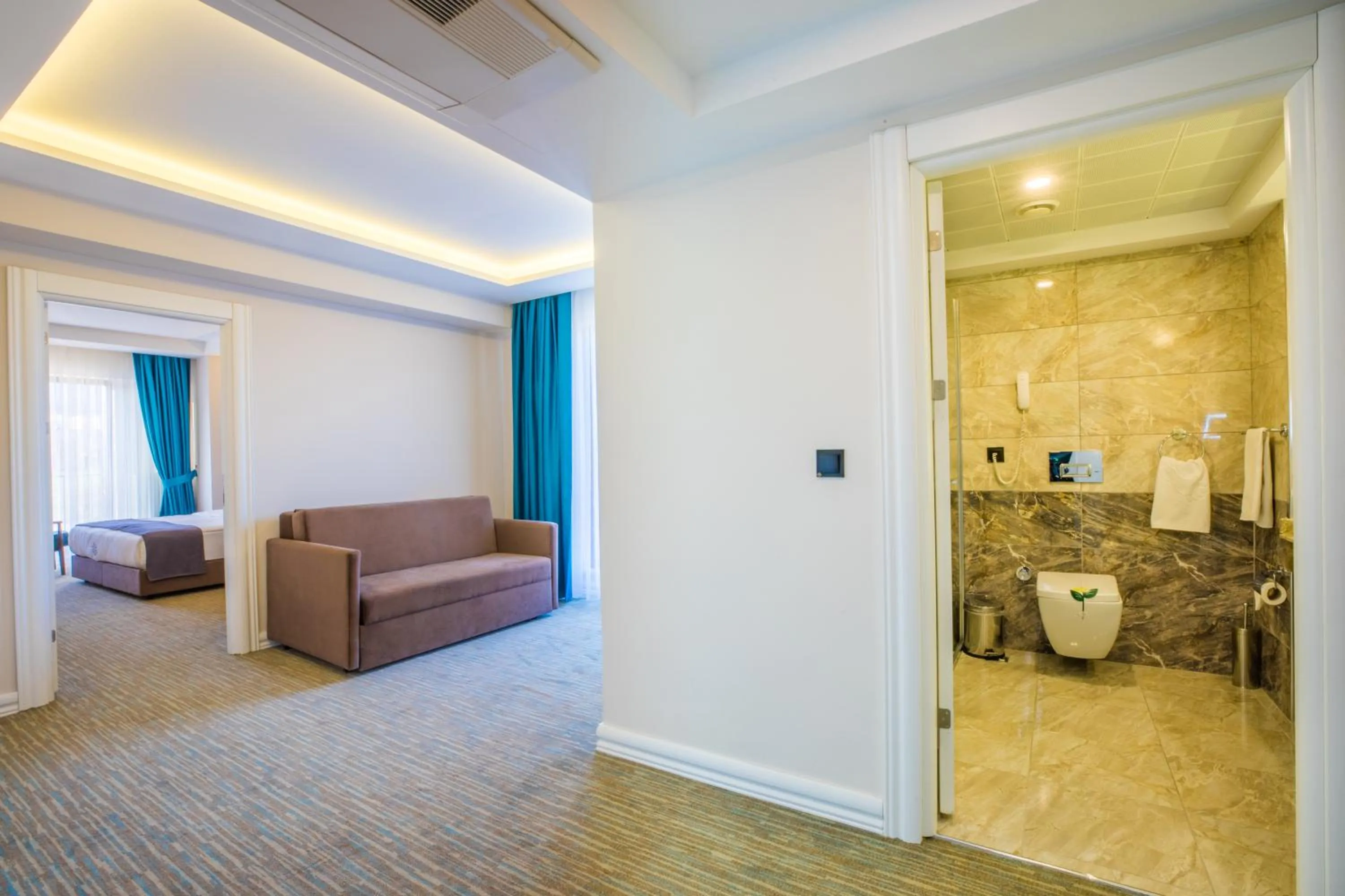 Toilet in Karpalas City Hotel & Spa