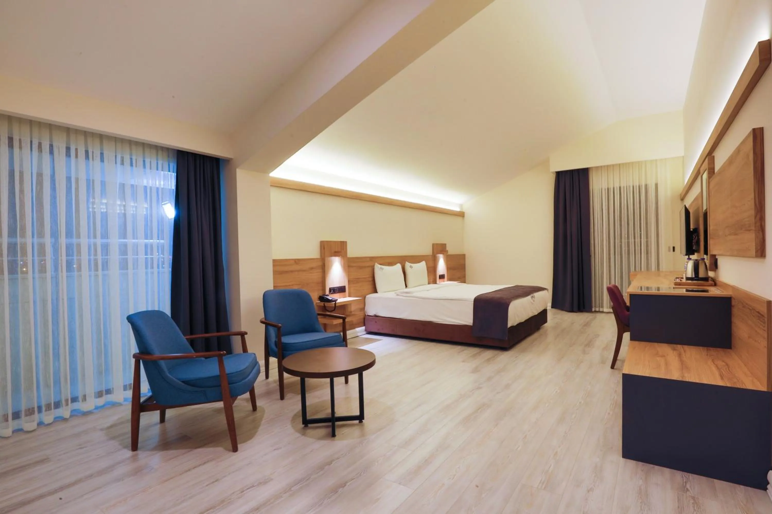 Photo of the whole room, Bed in Karpalas City Hotel & Spa