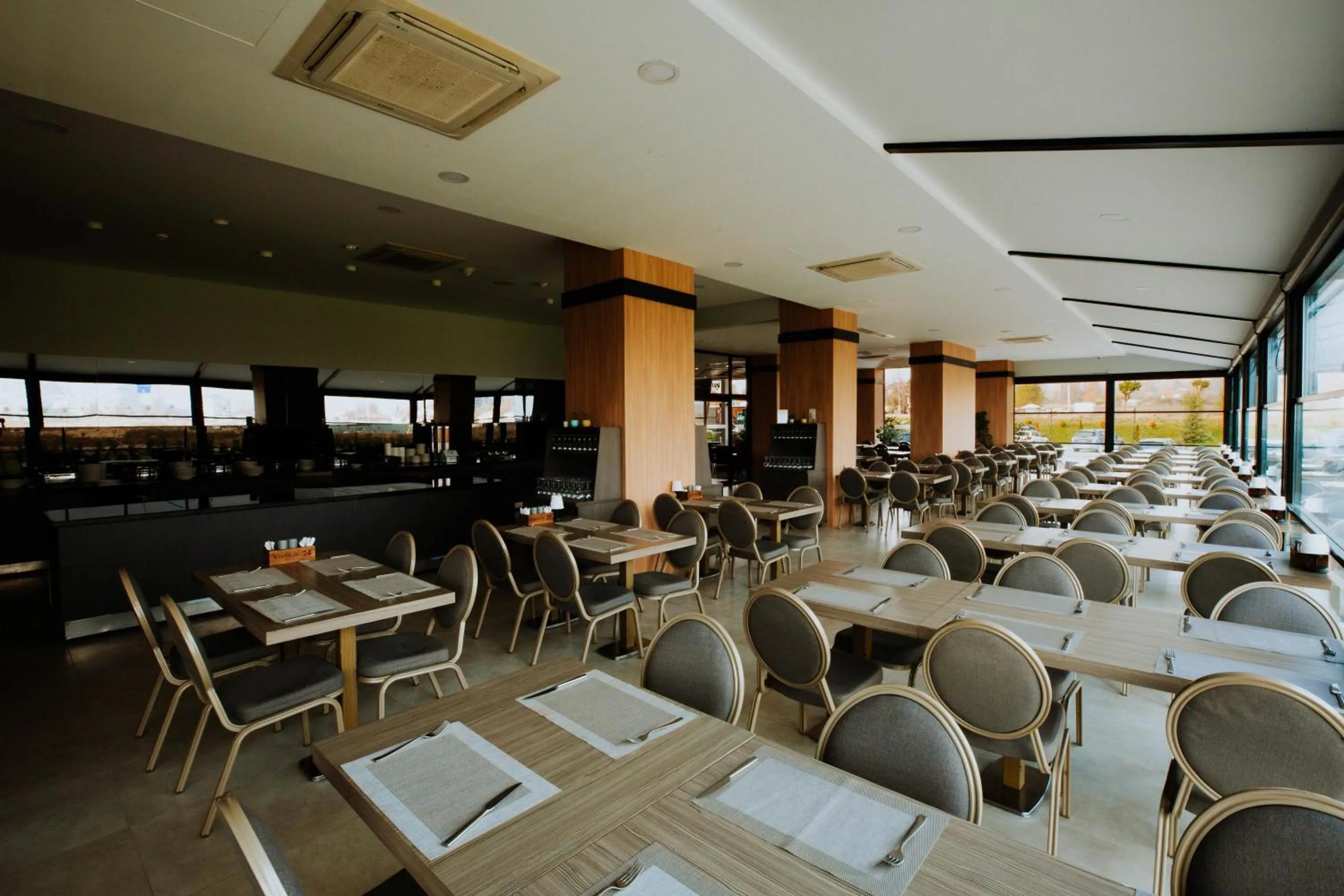 Restaurant/places to eat in Karpalas City Hotel & Spa