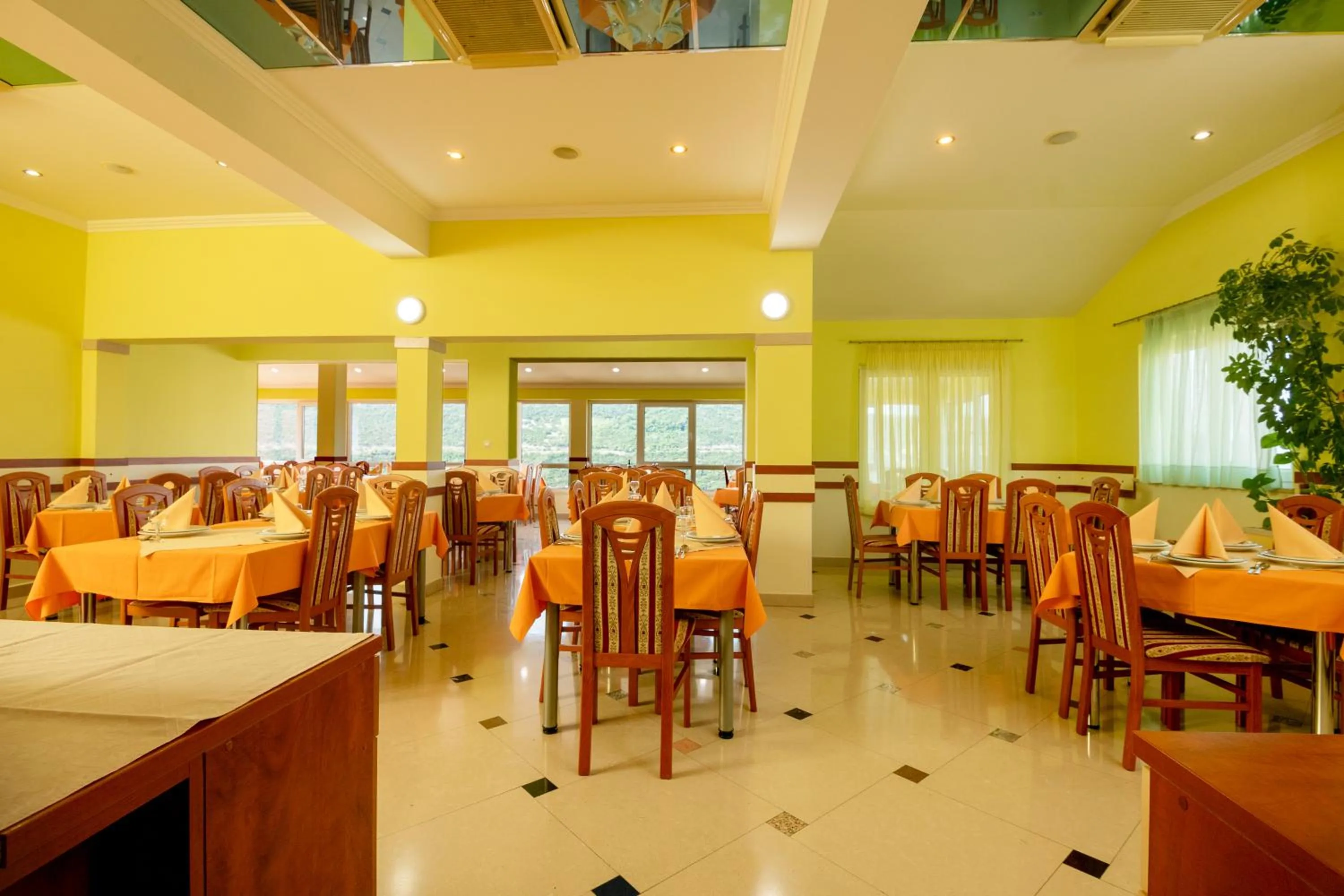 Restaurant/places to eat in Hotel Adria