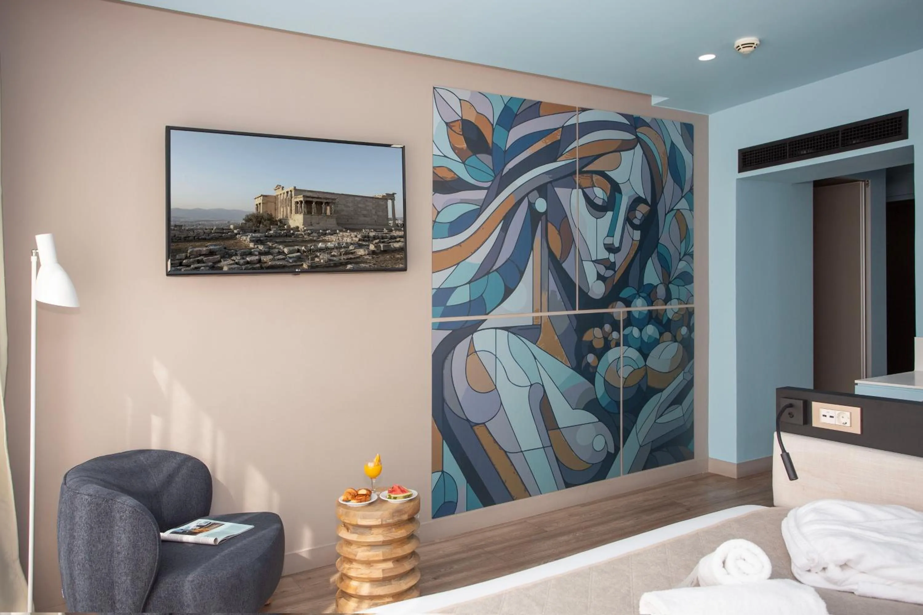 Photo of the whole room, Bed in Casual Kubic Athens