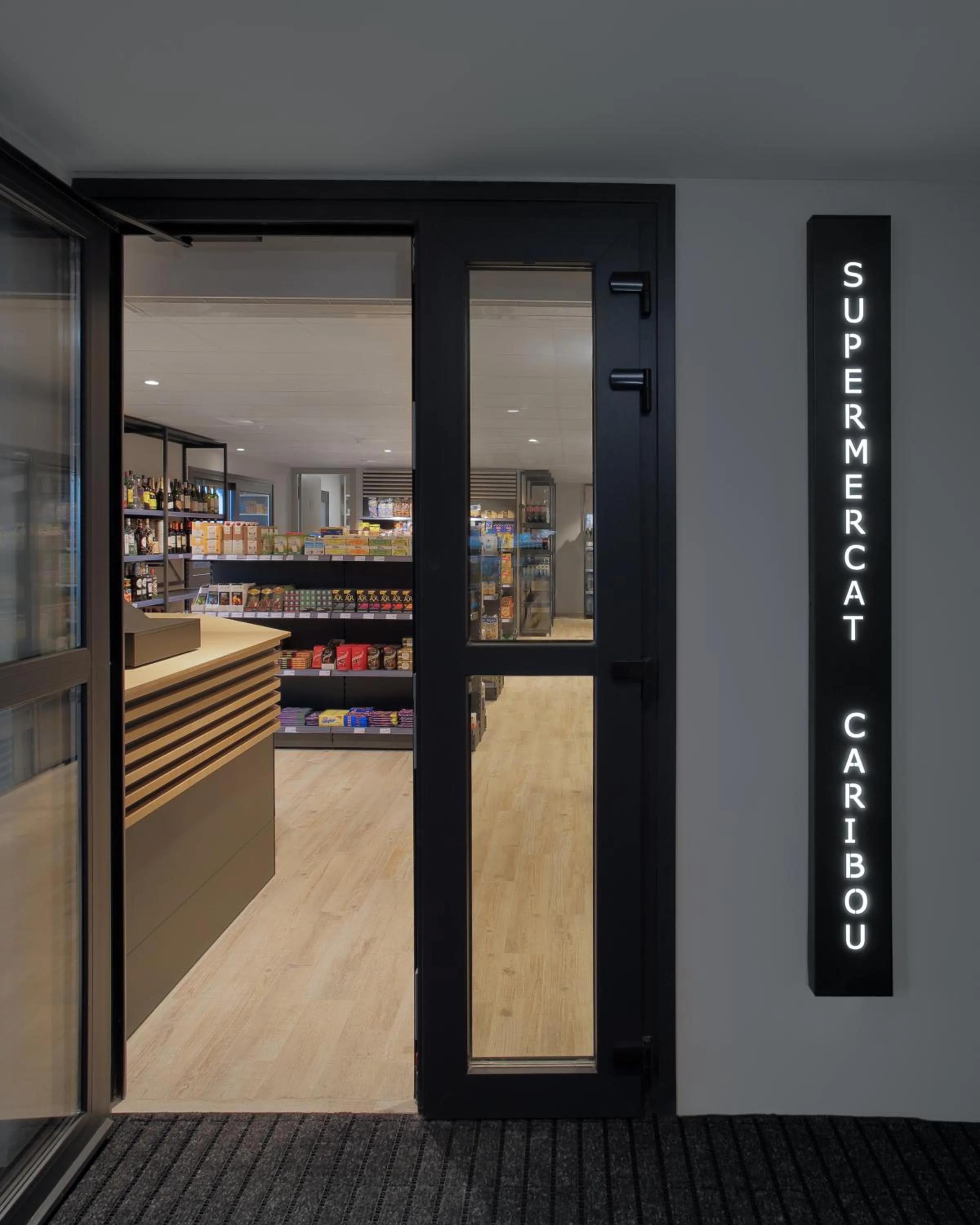 On-site shops in Apartamentos Caribou