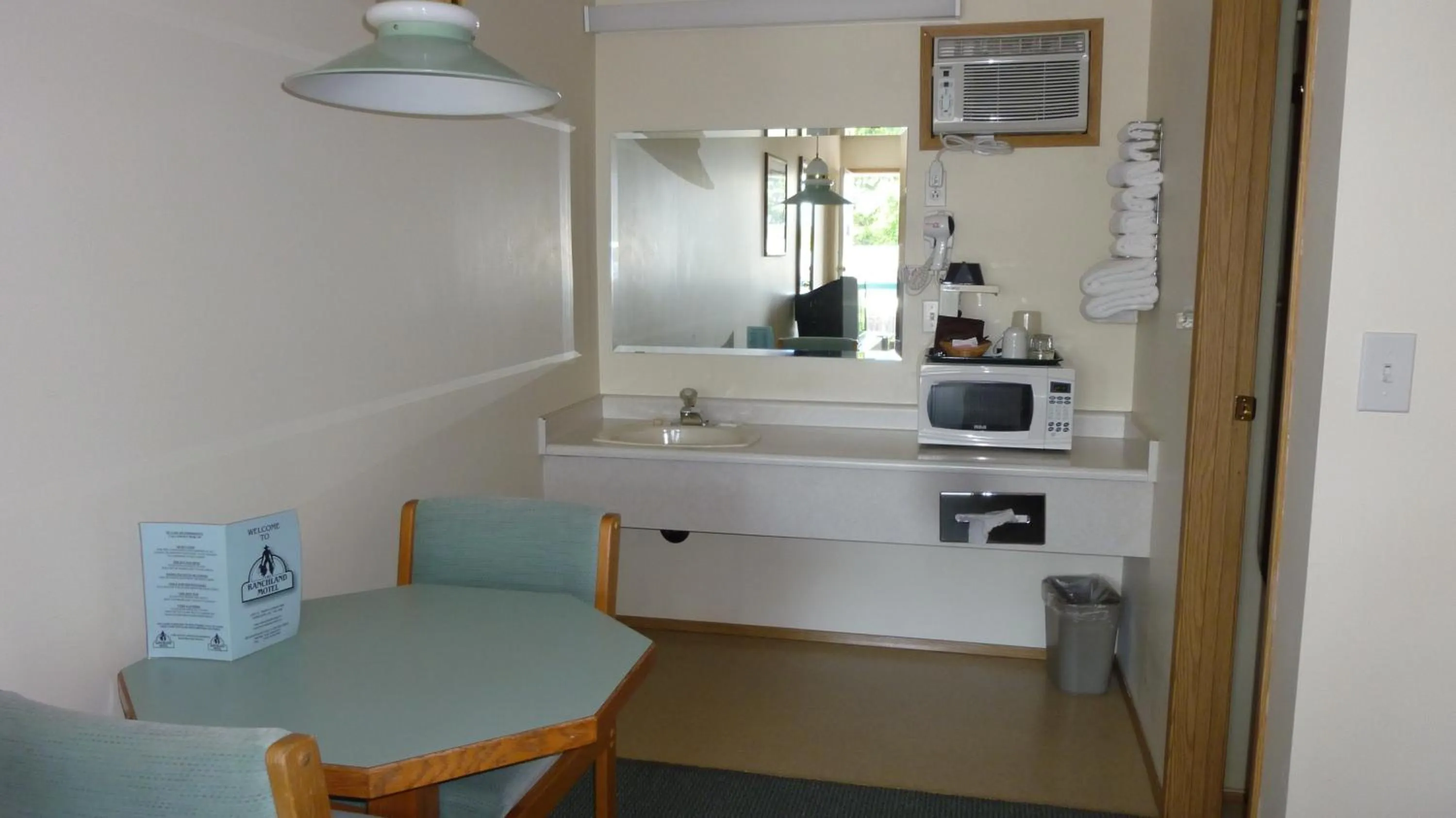 Coffee/tea facilities in The Ranchland Inn Kamloops