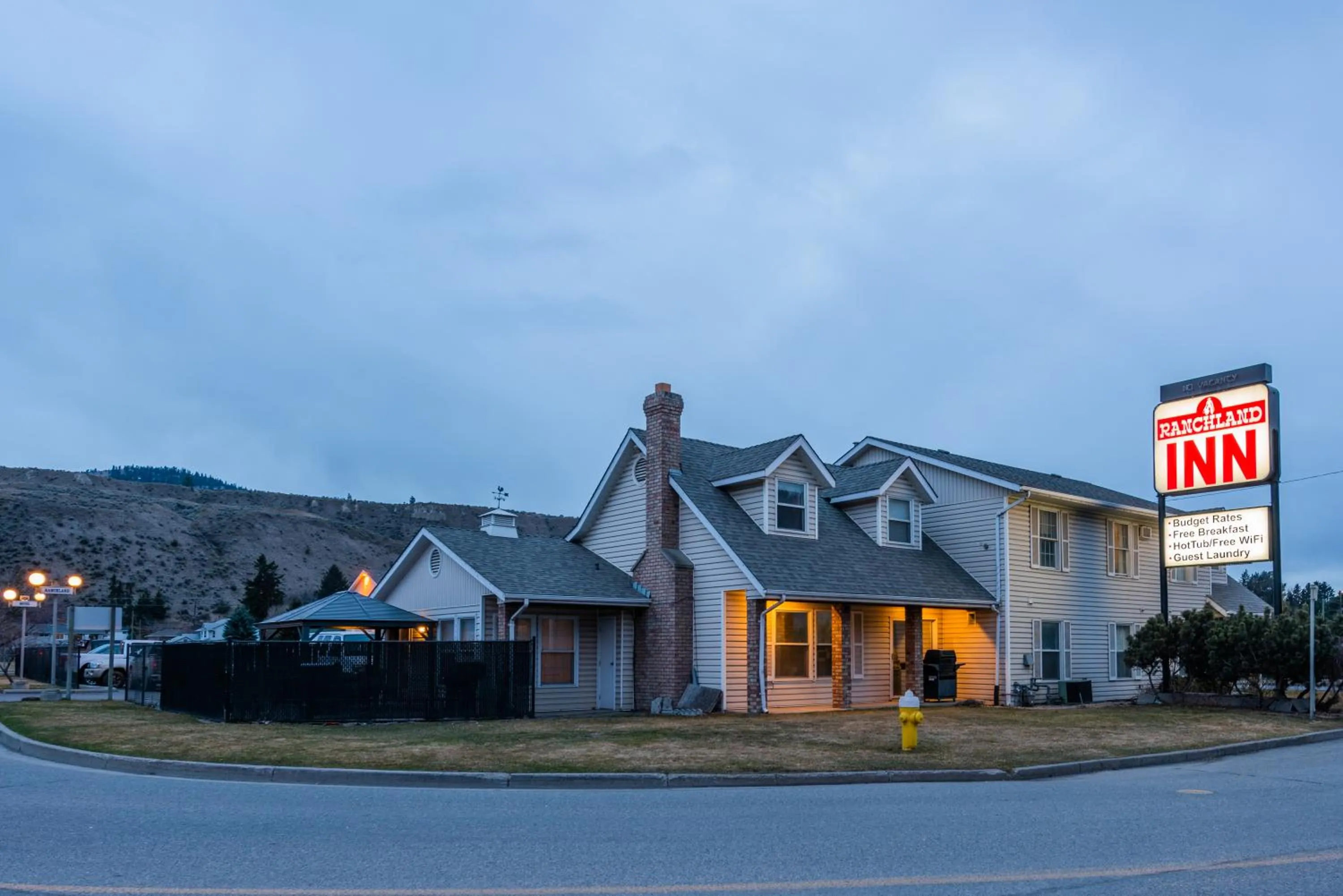 Property building in The Ranchland Inn Kamloops