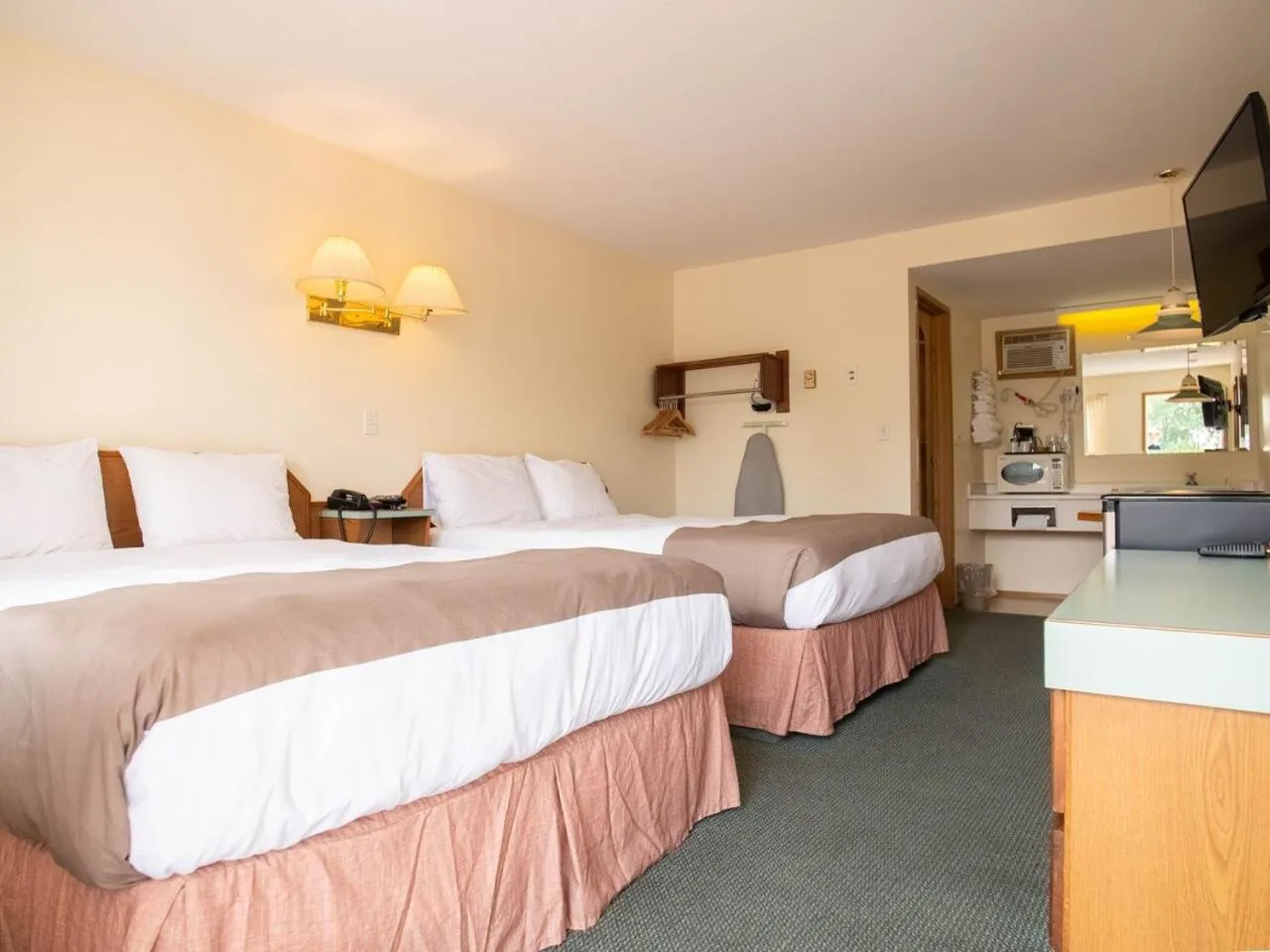 Photo of the whole room, Bed in The Ranchland Inn Kamloops