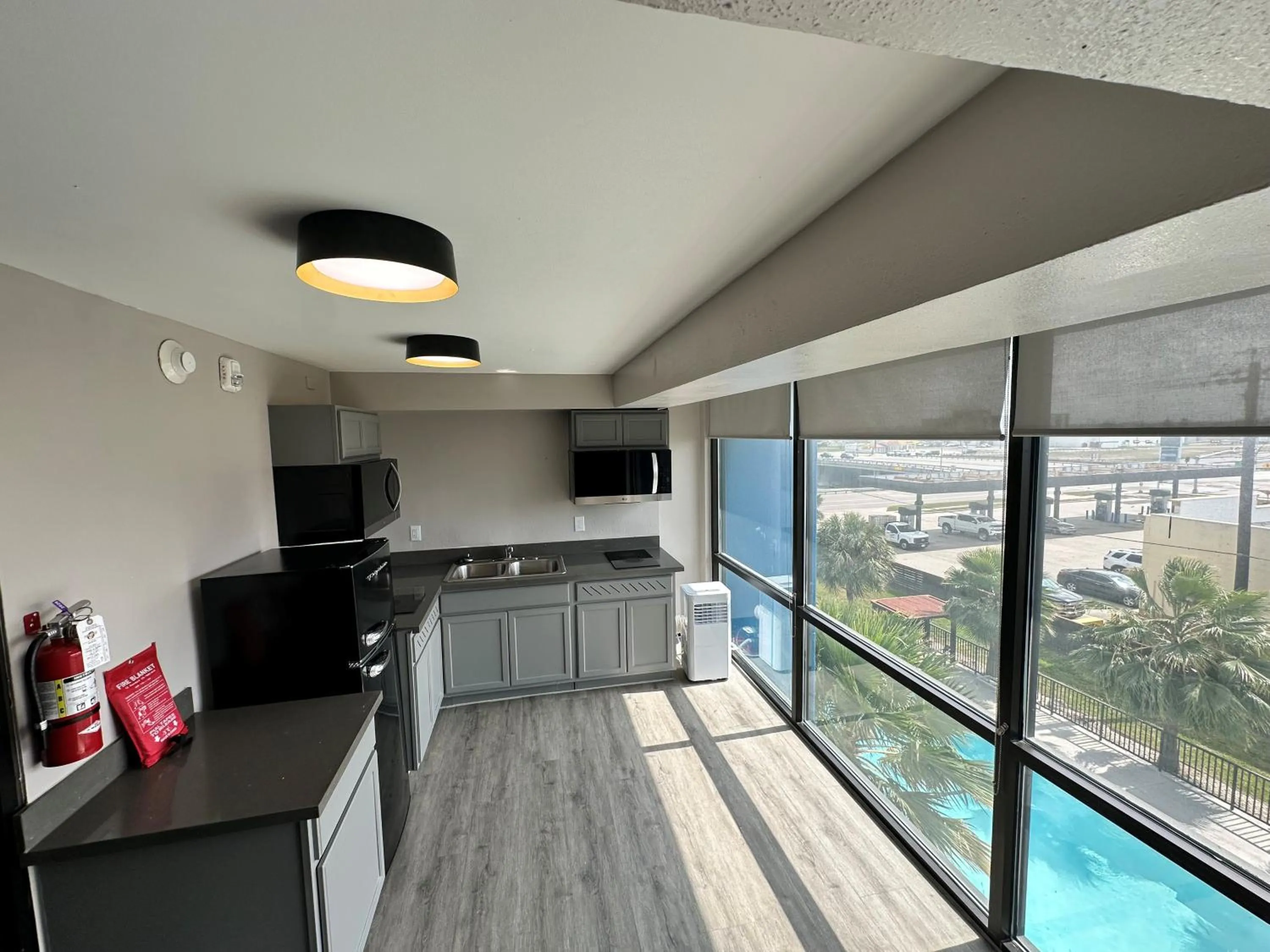 Communal kitchen in Best Western Corpus Christi Airport Hotel