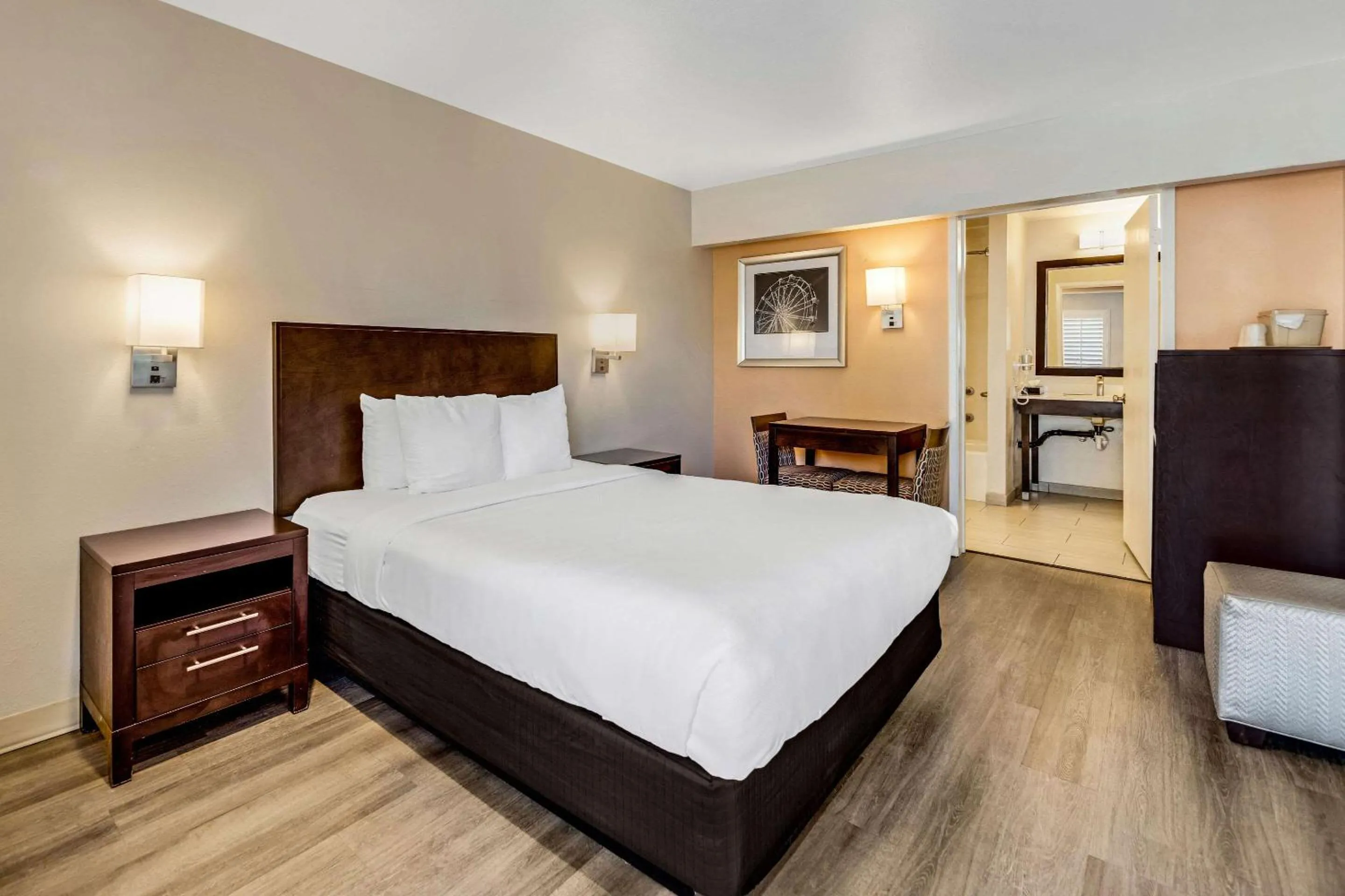 Bedroom, Bed in Comfort Inn Beach Boardwalk