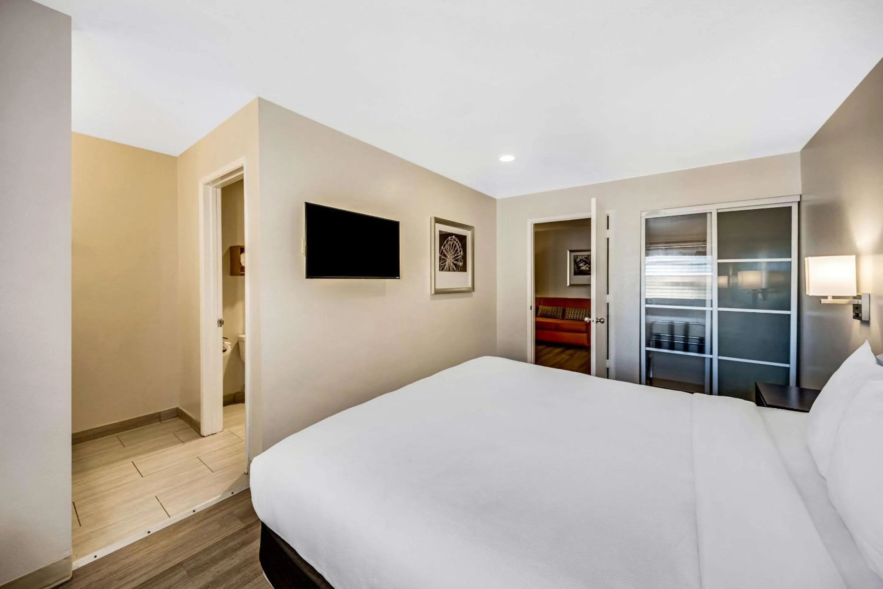 Bedroom, Bed in Comfort Inn Beach Boardwalk