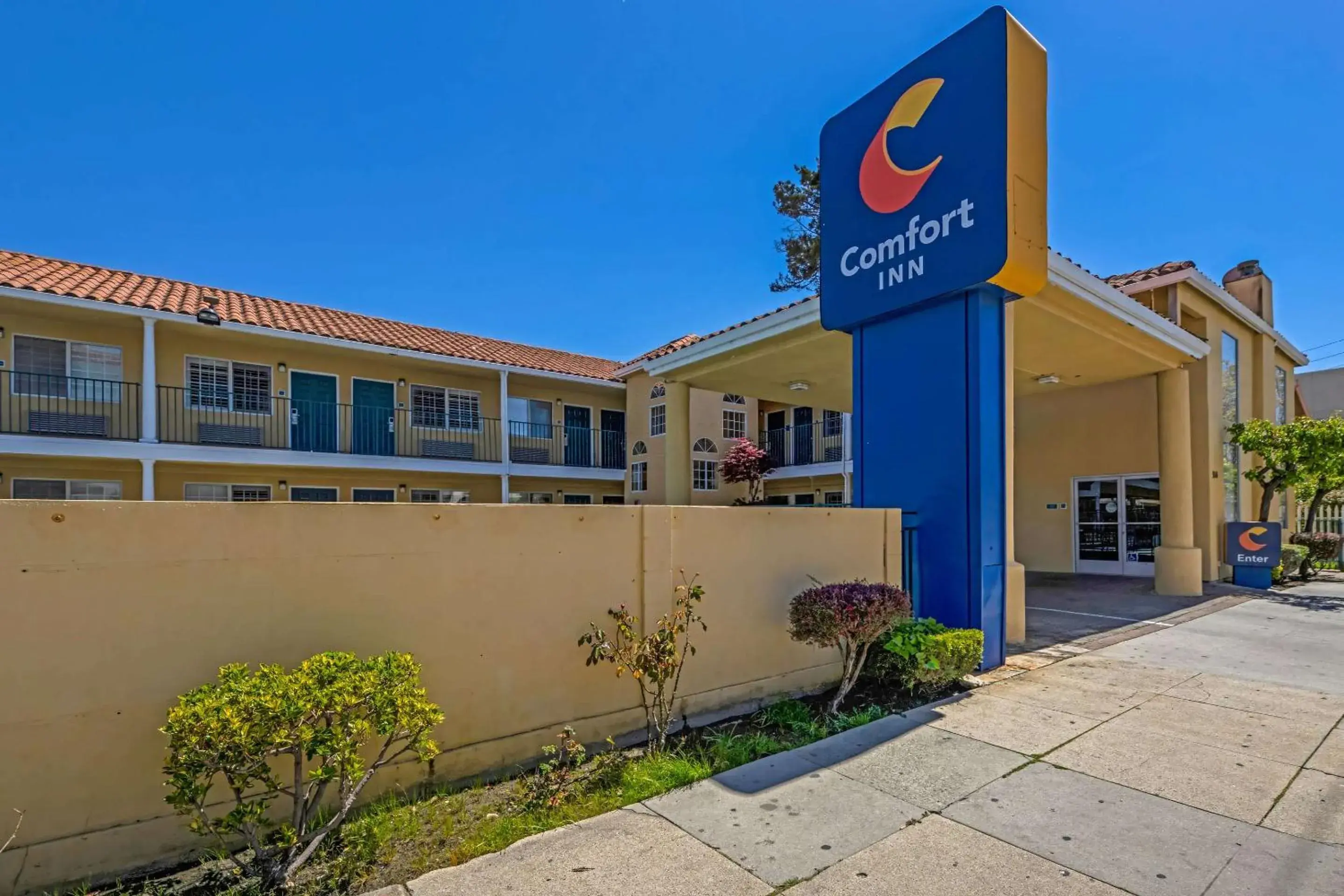 Property building in Comfort Inn Beach Boardwalk Property building in Comfort Inn Beach Boardwalk