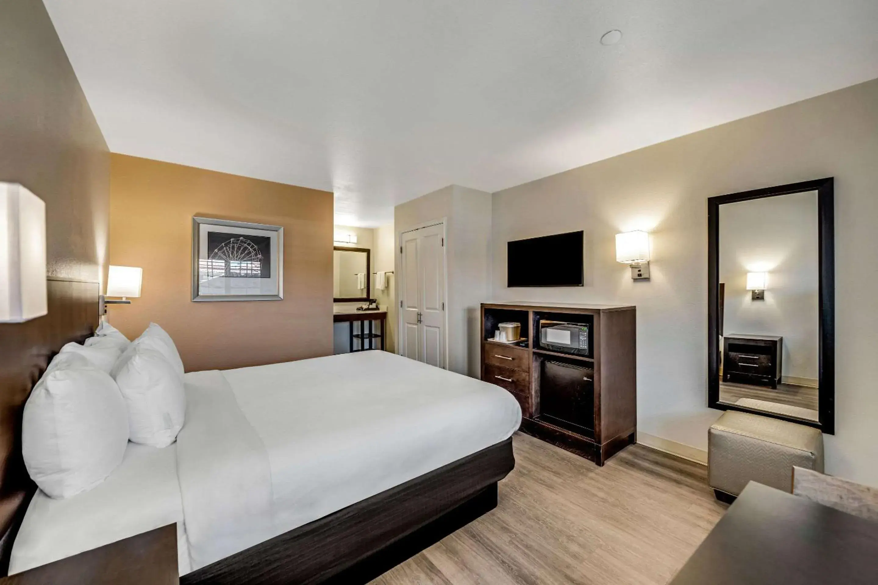 Bedroom, Bed in Comfort Inn Beach Boardwalk Bedroom, Bed in Comfort Inn Beach Boardwalk