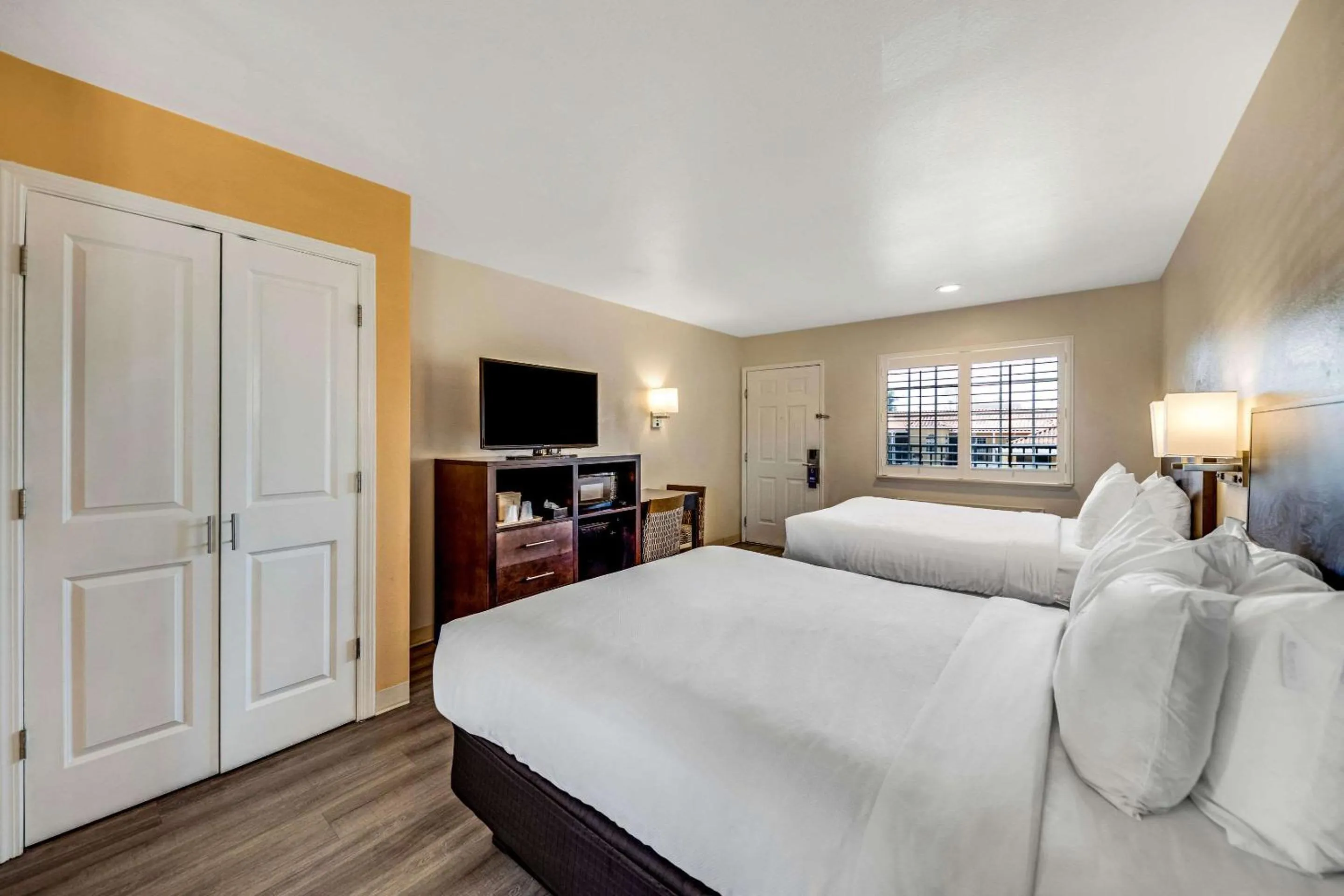 Bedroom, Bed in Comfort Inn Beach Boardwalk