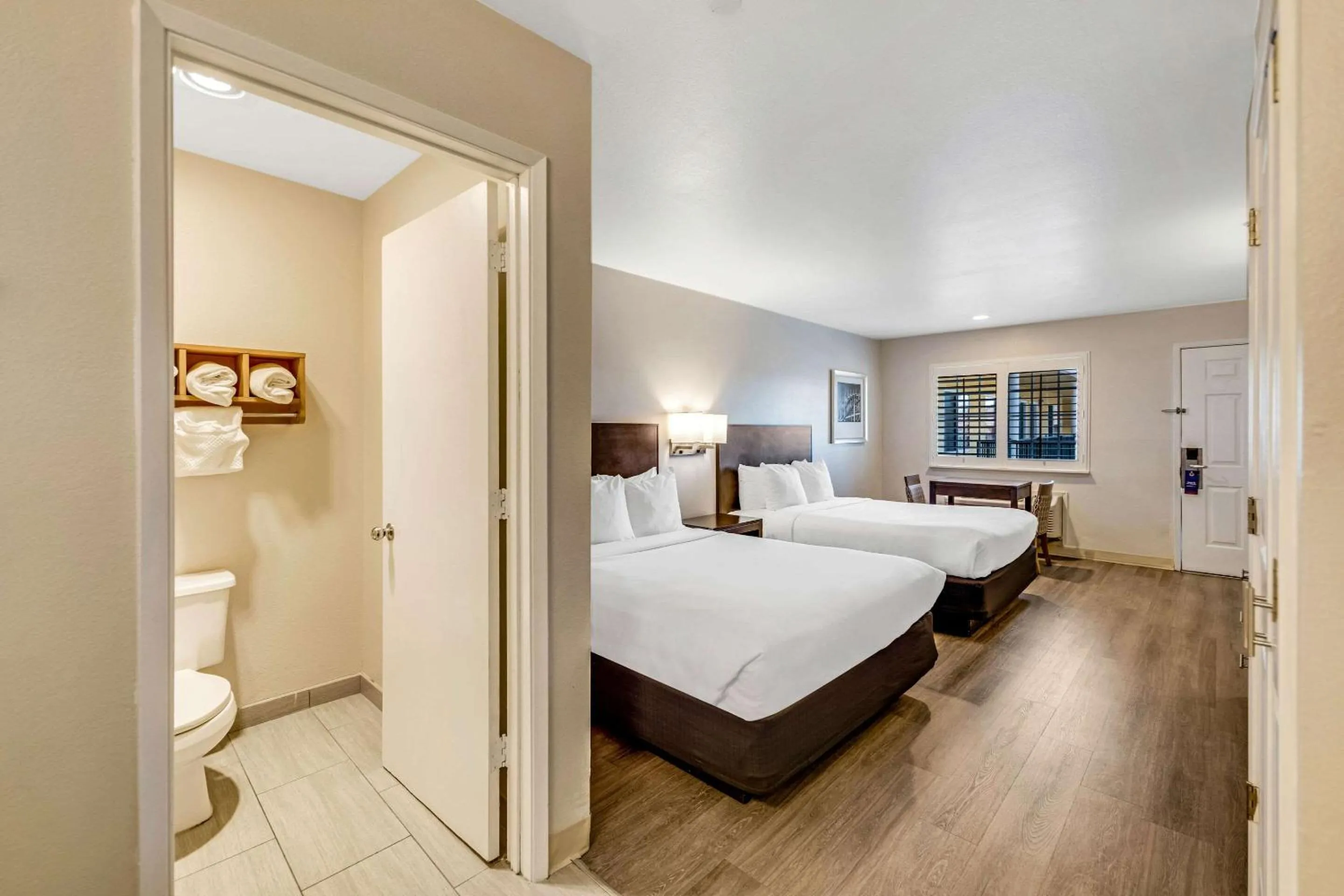 Bedroom, Bed in Comfort Inn Beach Boardwalk