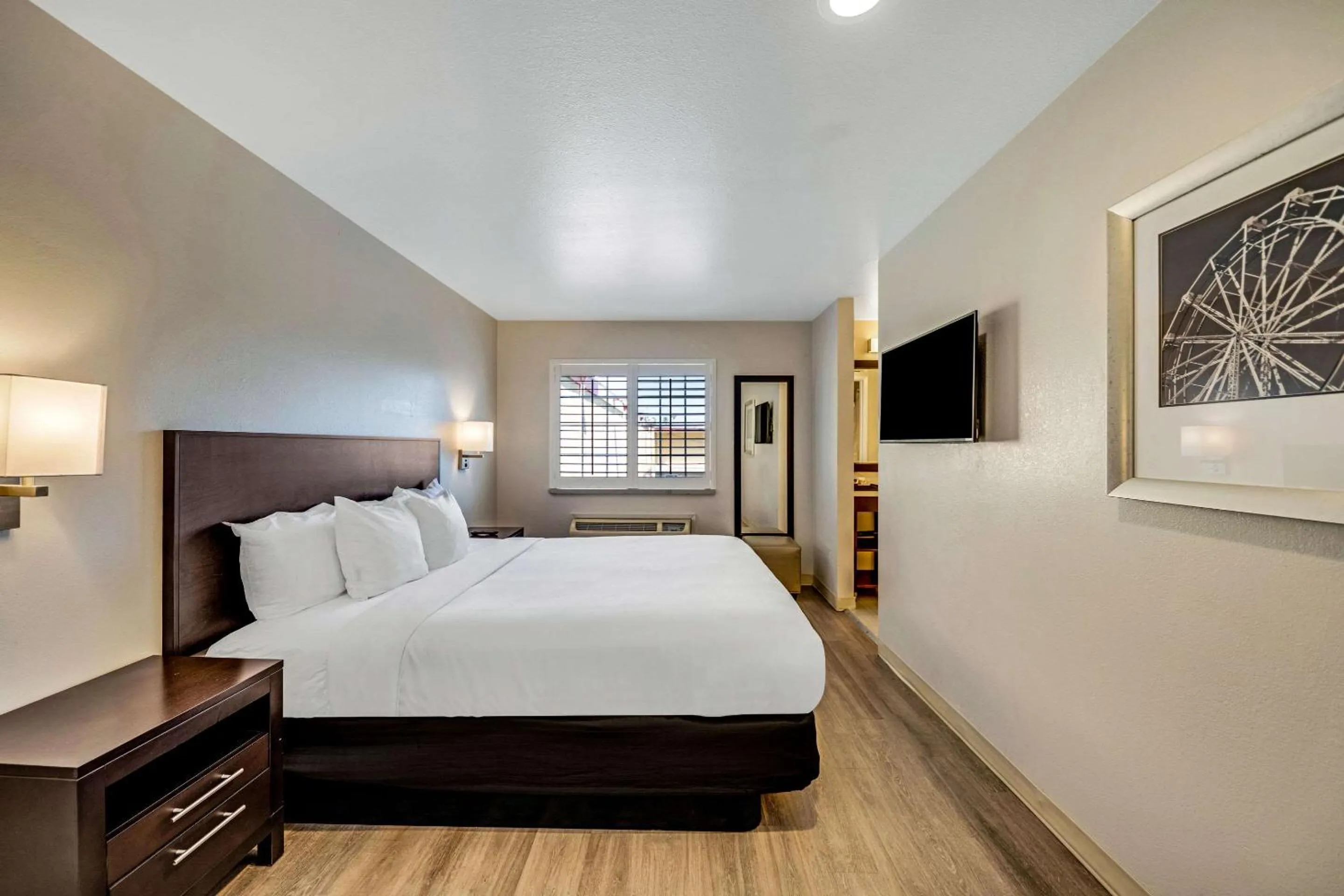 Bedroom, Bed in Comfort Inn Beach Boardwalk