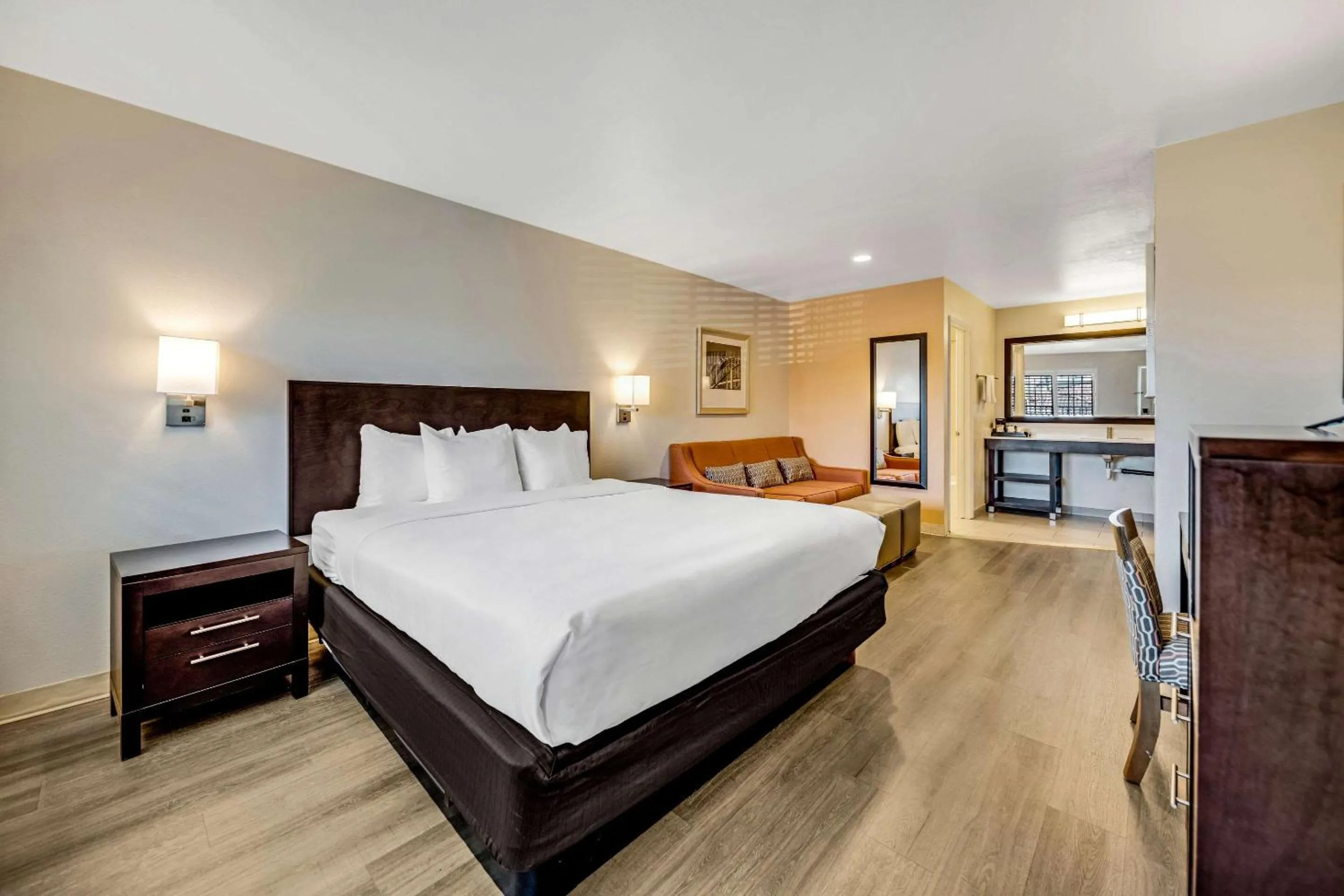 Bedroom, Bed in Comfort Inn Beach Boardwalk