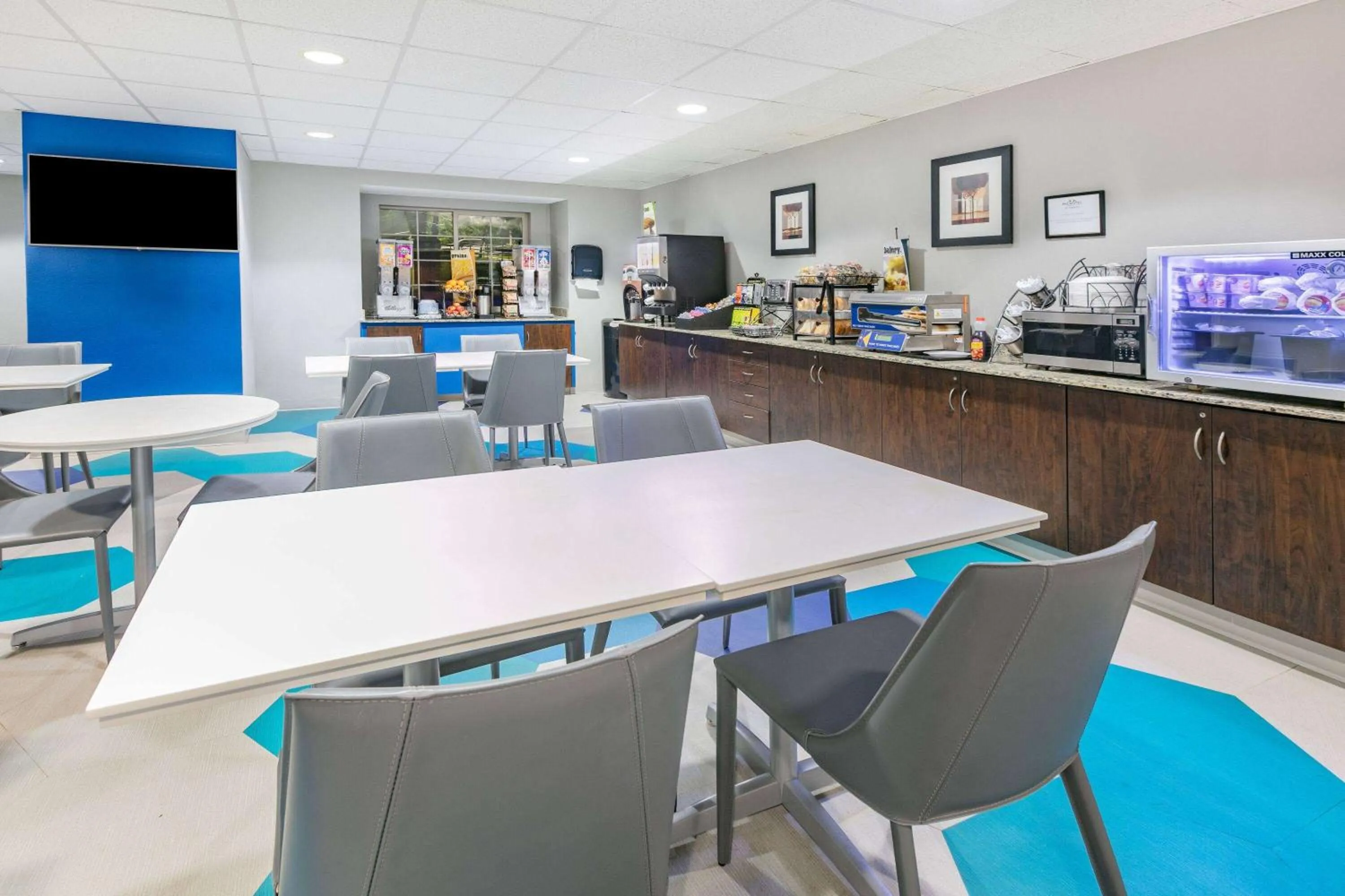 Coffee/tea facilities in Microtel Inn & Suites by Wyndham Austin Airport