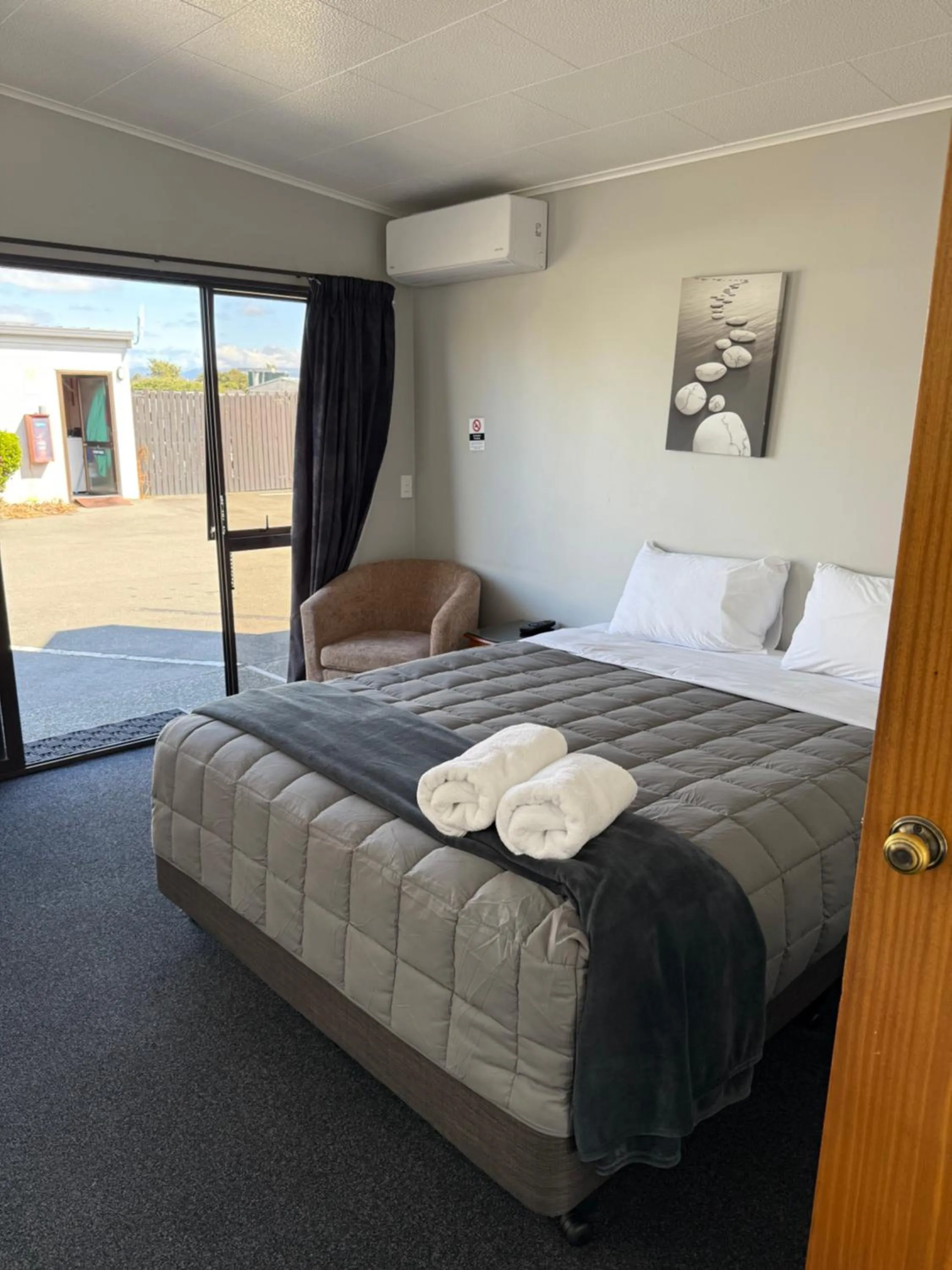 Bed in Sundowner Motel