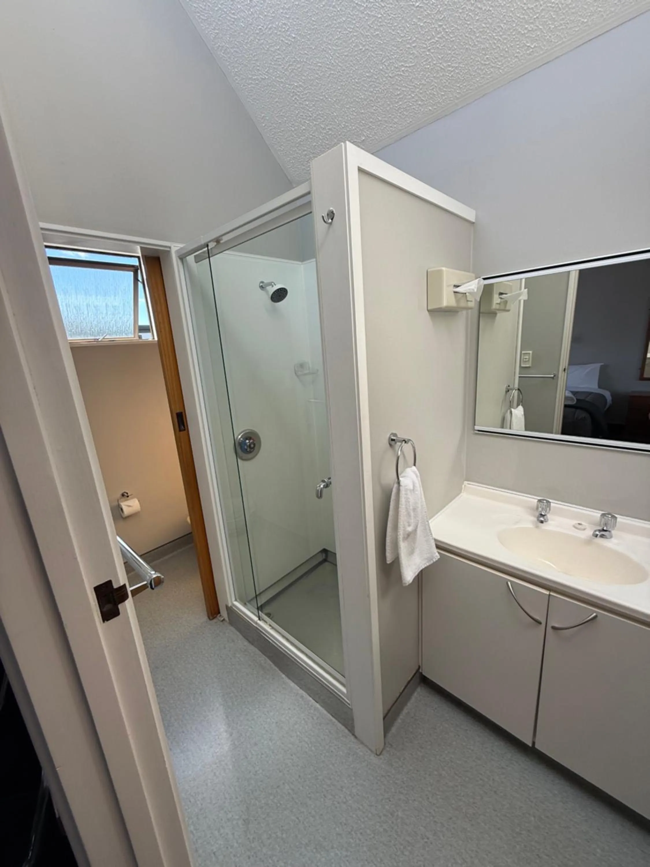 Shower in Sundowner Motel