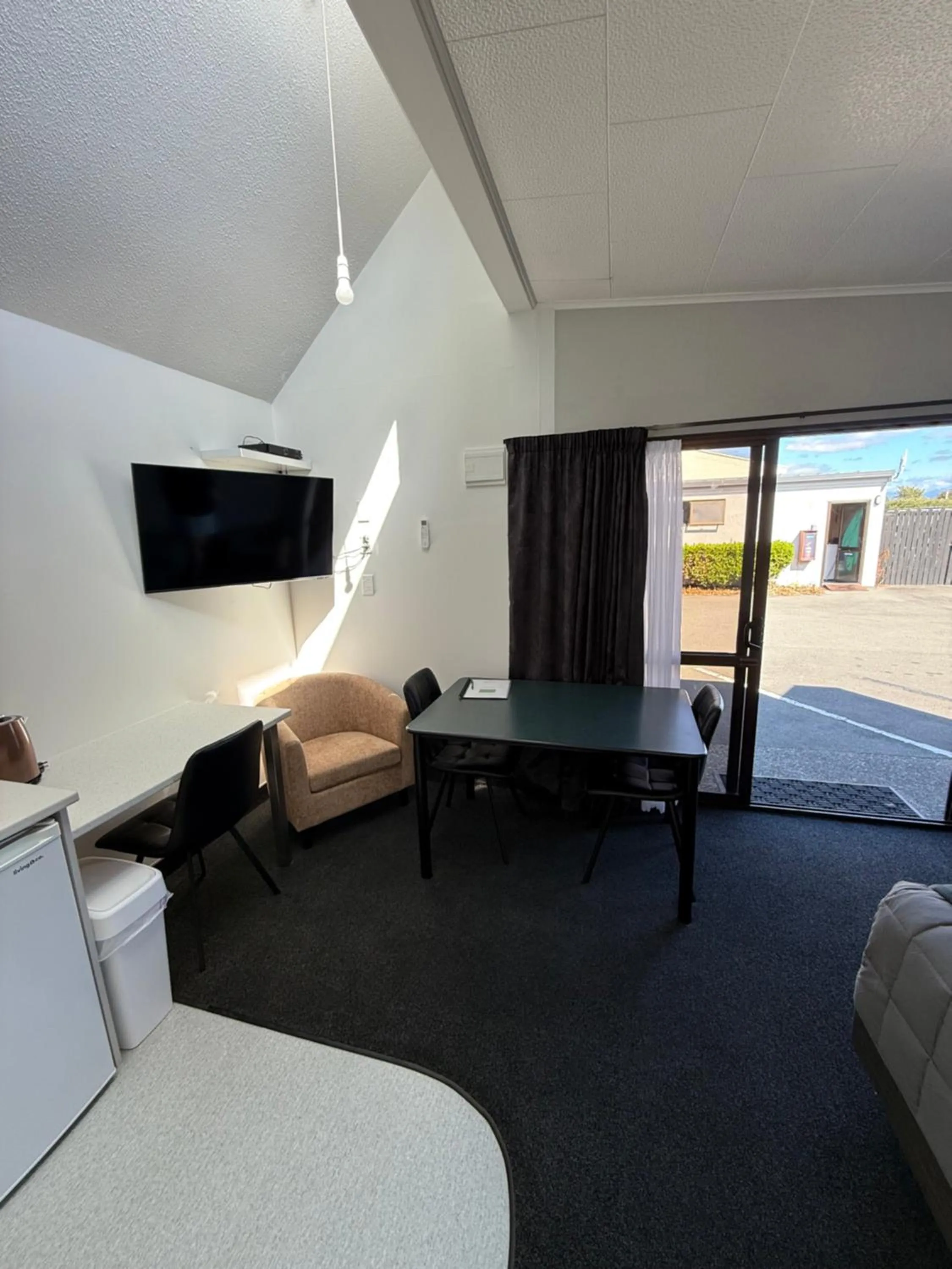 TV and multimedia, Bed in Sundowner Motel