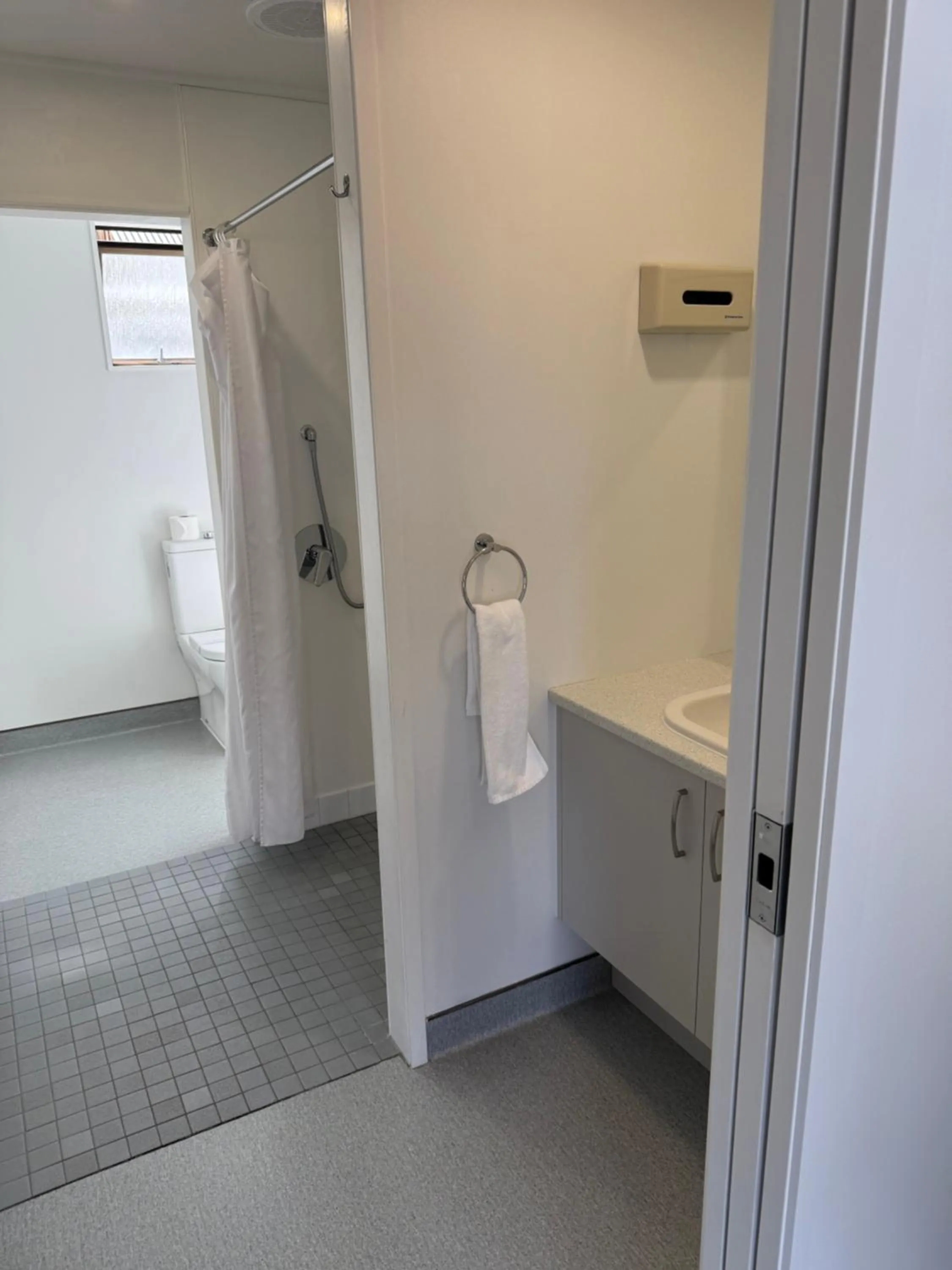 Bathroom in Sundowner Motel