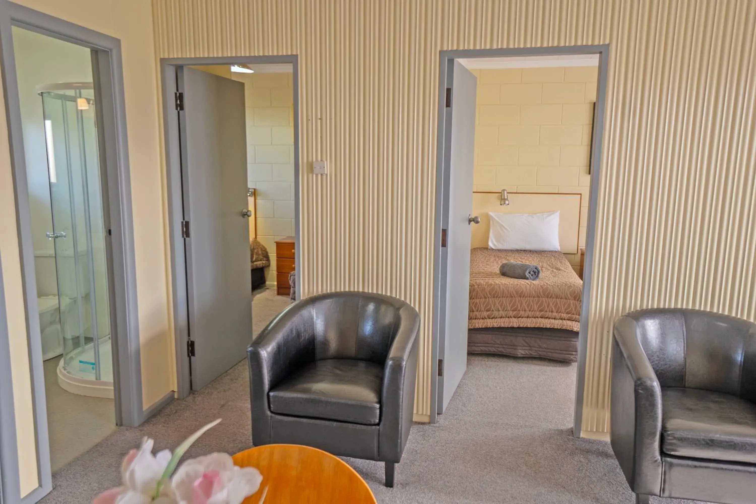 Living room, Bed in Kaikoura Motor Inn Living room, Bed in Kaikoura Motor Inn