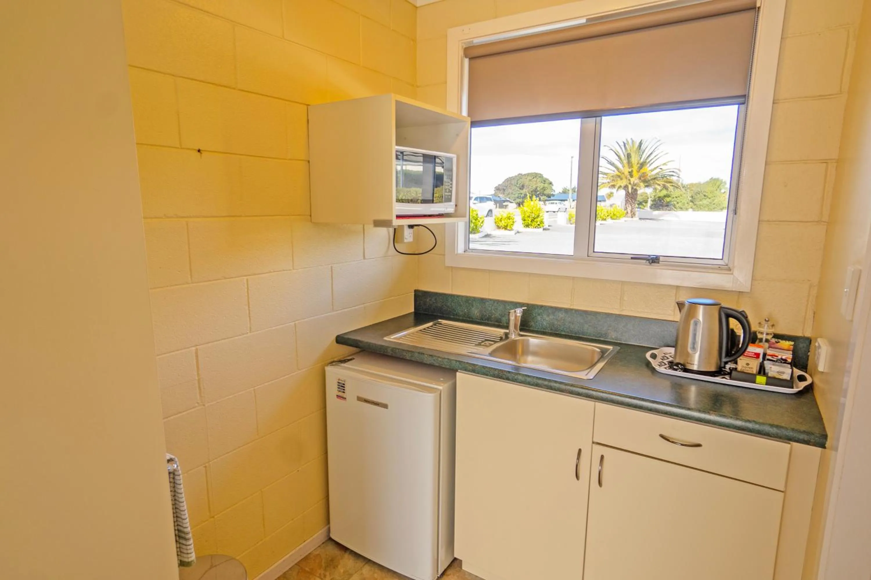 Kitchen or kitchenette in Kaikoura Motor Inn